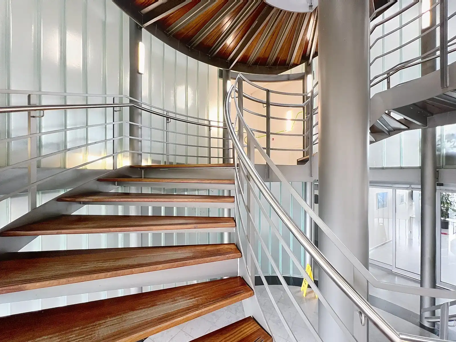 Goed gelegen LICHTRIJKE  kantoorruimte aan interessante voorwaarden nabij afrit Kortrijk-Oost E17. foto 5