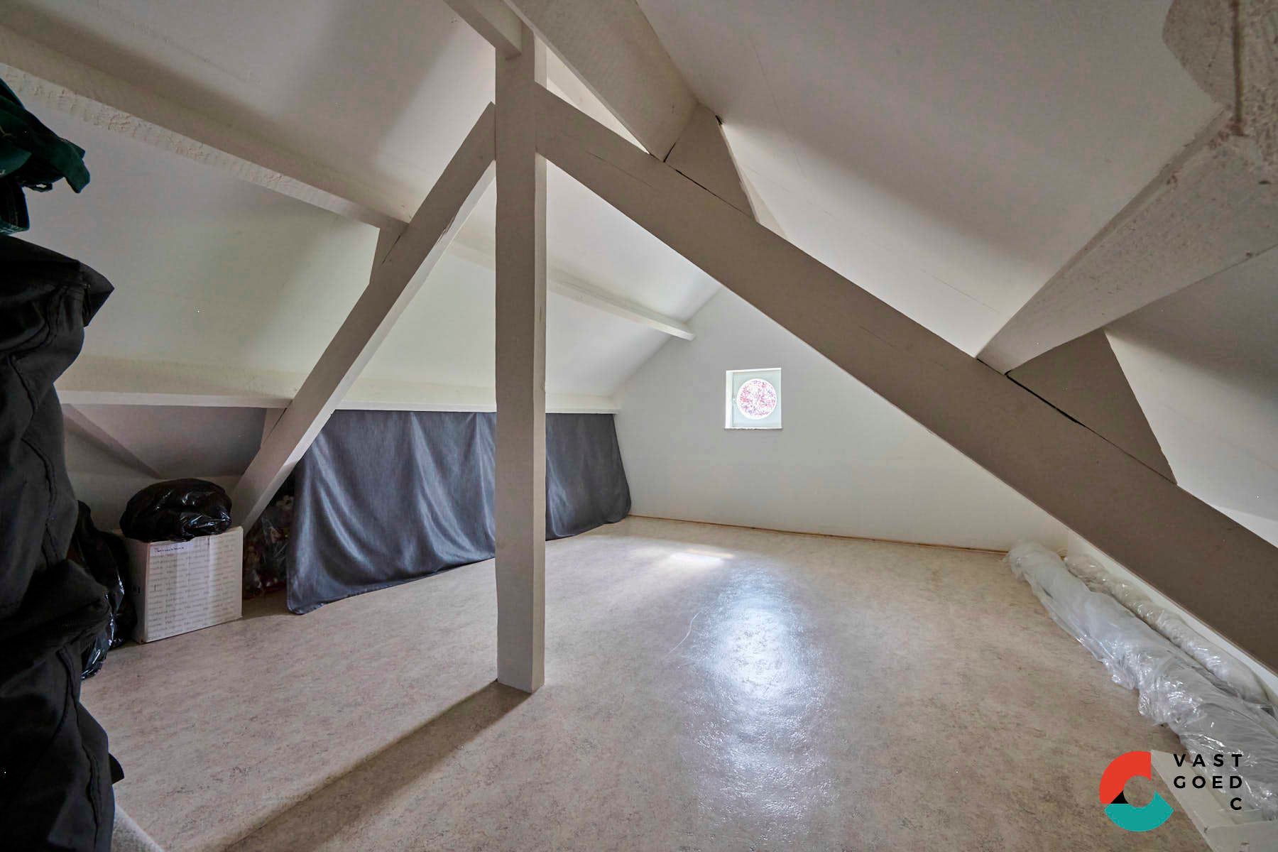 Ruime gezinswoning omringd door groen op een perceel met vrij uitzicht foto 20