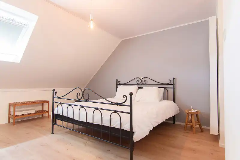 Rustig gelegen, ruime woning op een perceel van 6 aren 65 centiaren. Riante indeling met 4 slaapkamers en een open leefruimte die uitgeeft op de tuin. foto 16