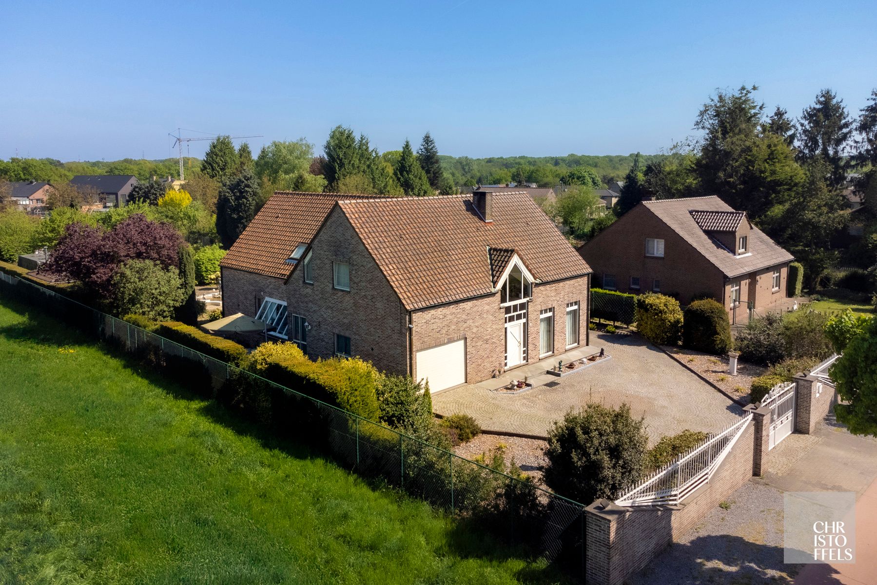 Zeer ruime woning met twee studio's op een perceel van 1950 m²! foto {{pictureIndex}}