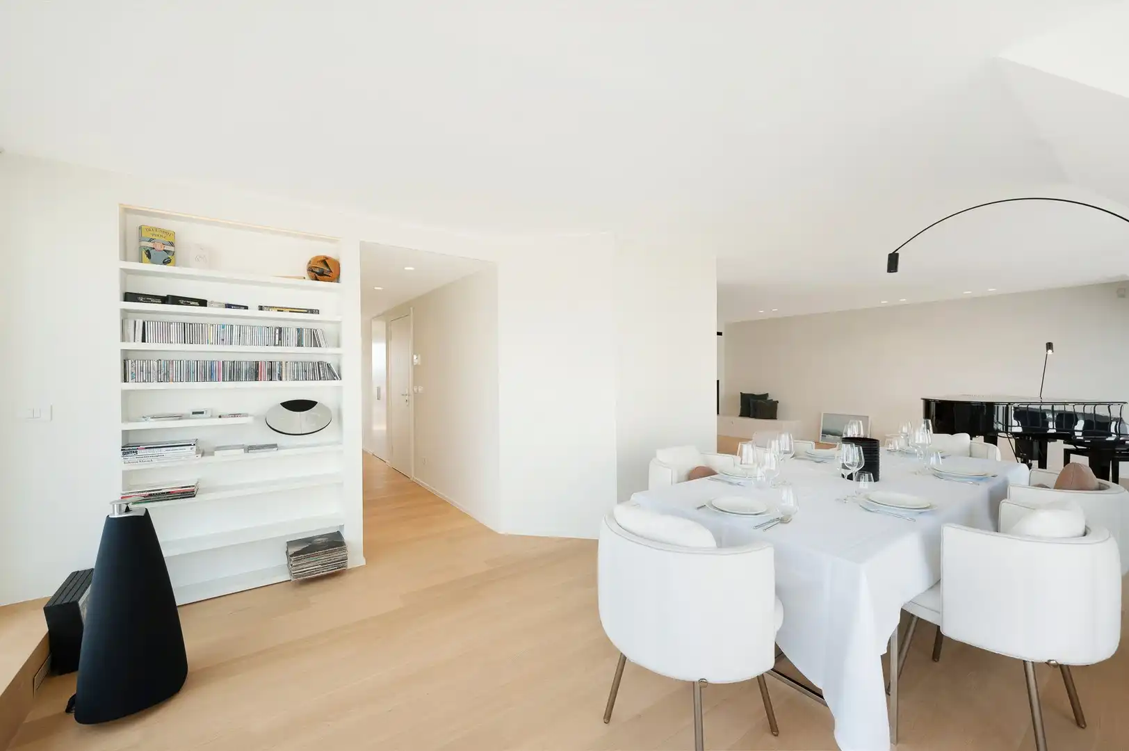 Sublieme zonnige penthouse met ruime terrassen en zijdelings zeezicht. foto 3