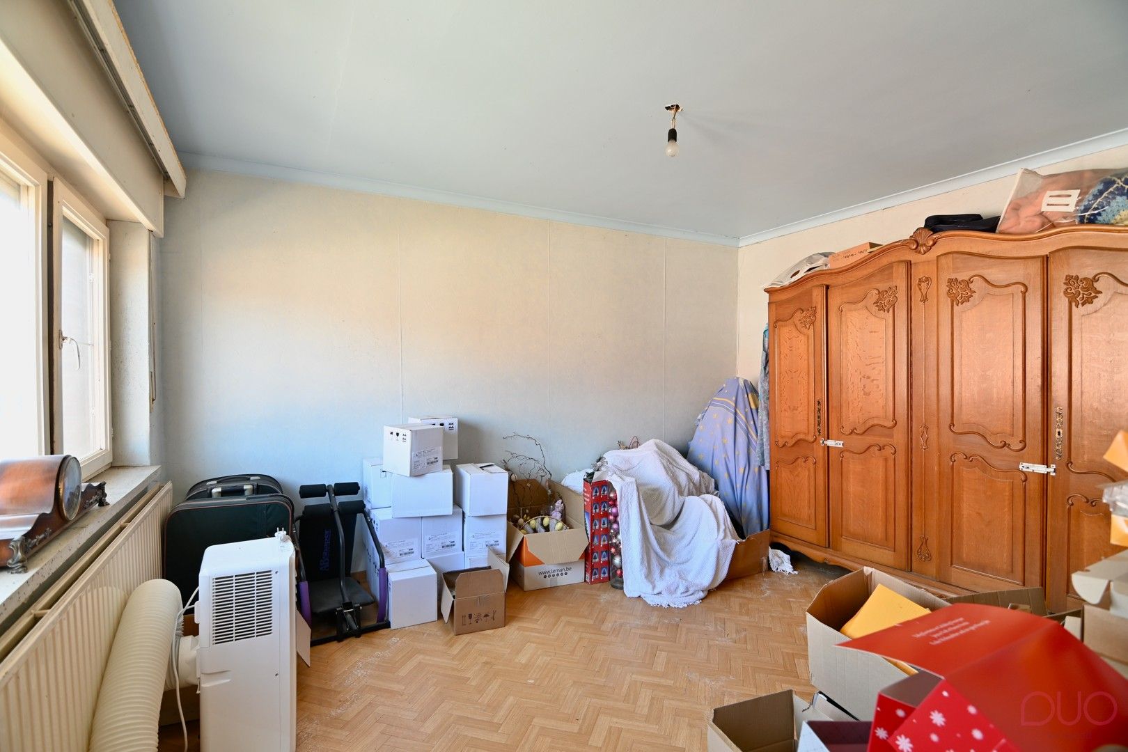 Ruime open bebouwing met 4 slaapkamers en achterliggende loodsen foto 12