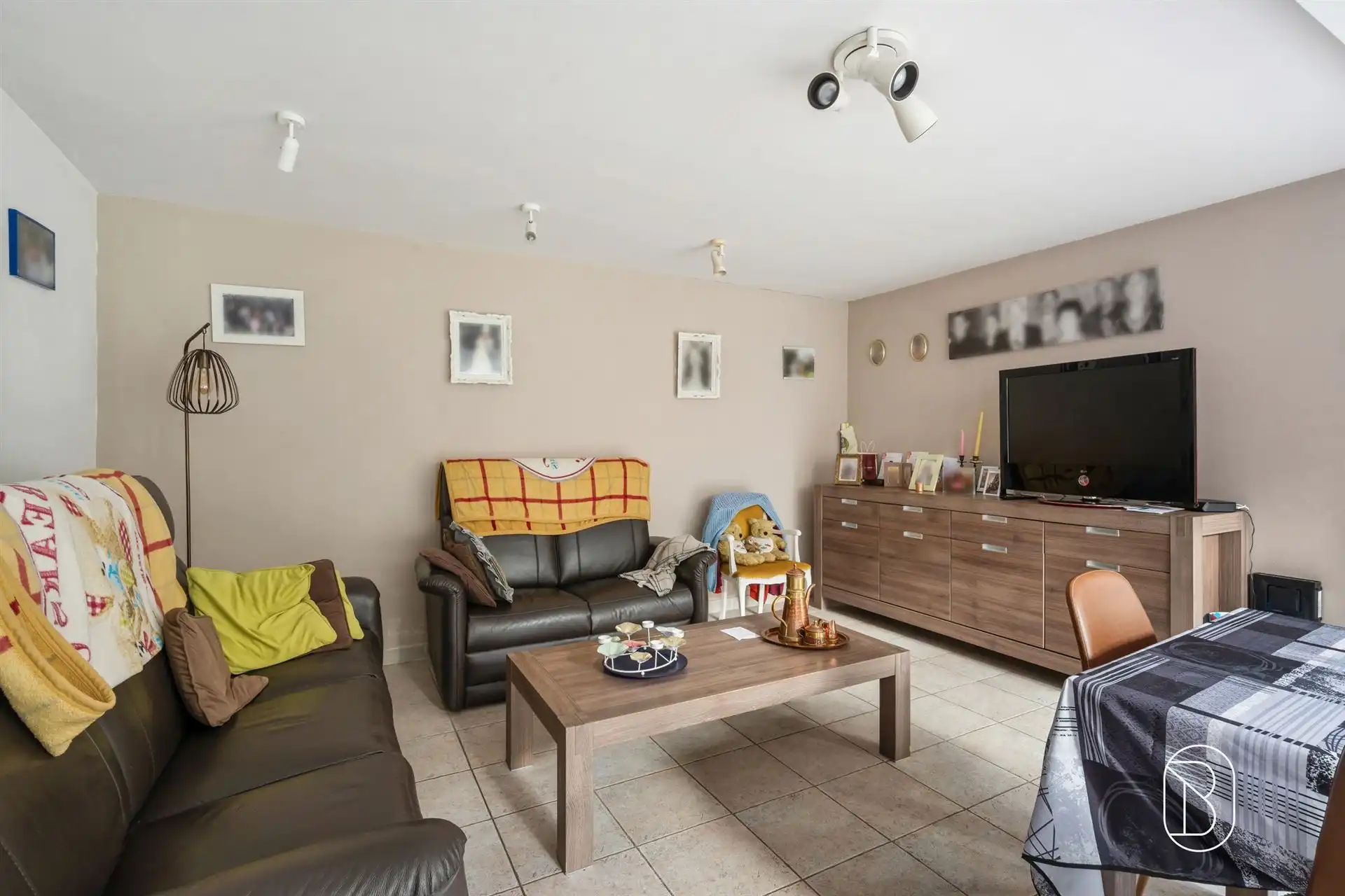 Opbrengsteigendom met 2 appartementen en 2 garages foto 9