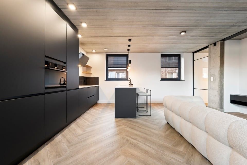 PRACHTIG GERENOVEERD APPARTEMENT MET GARAGE TE HUUR MIDDENIN HET CENTRUM VAN SINT-TRUIDEN foto 4