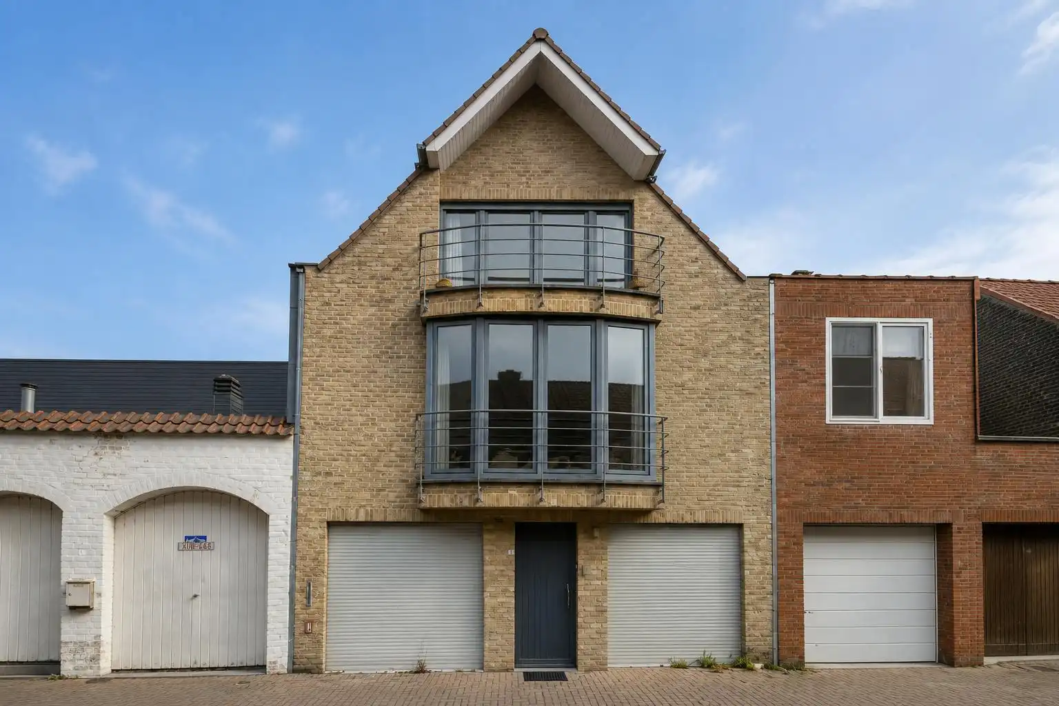 Hoofdfoto van de publicatie: Ruime woning met 2 garages en lift in centrum Veurne