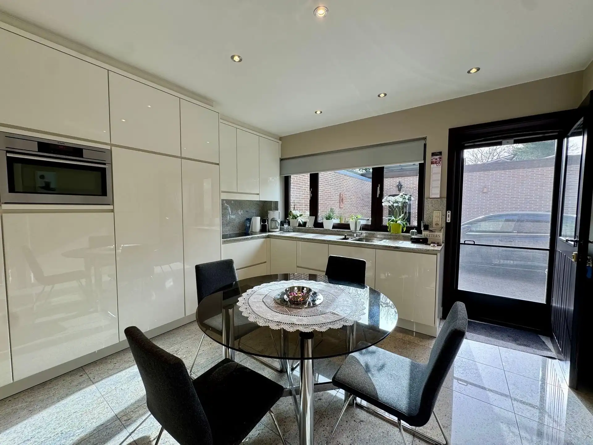 Halfopen bebouwing in rustige straat te As foto 9