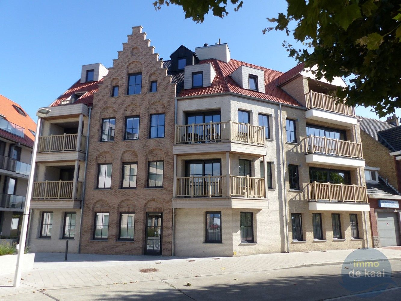 Recent en zonnig gelijkvloers appartement met terras en grote tuin (kunstgras) foto 2