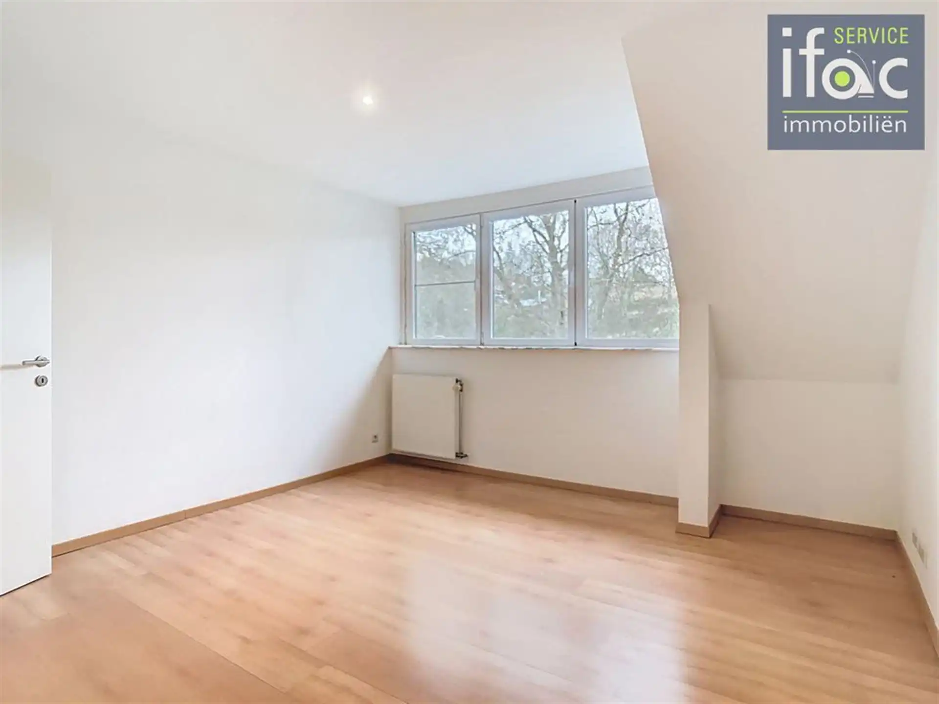 Villa met 4 slaapkamers, 2 badkamers, tuin en garages foto 19