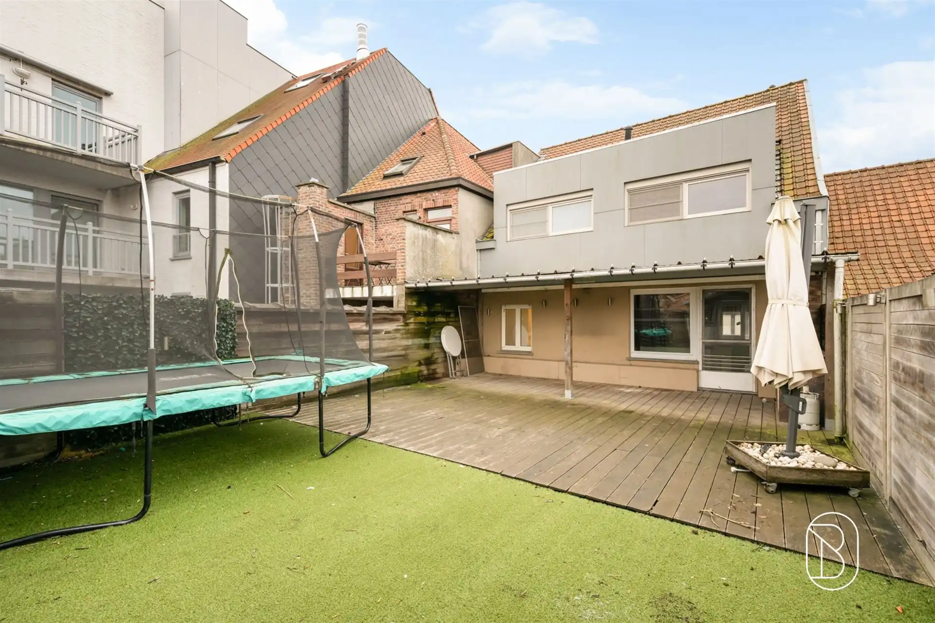 Handelspand met ruime woonst, garage en leuk terras foto 16