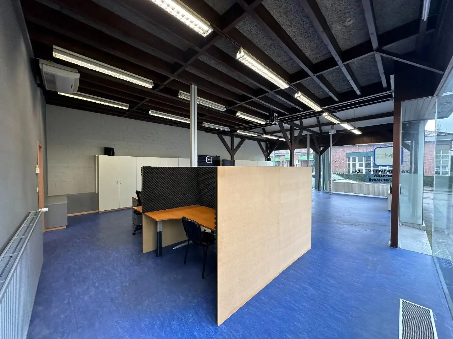 Magazijn met kantoor te huur in centrum Heule. foto 22