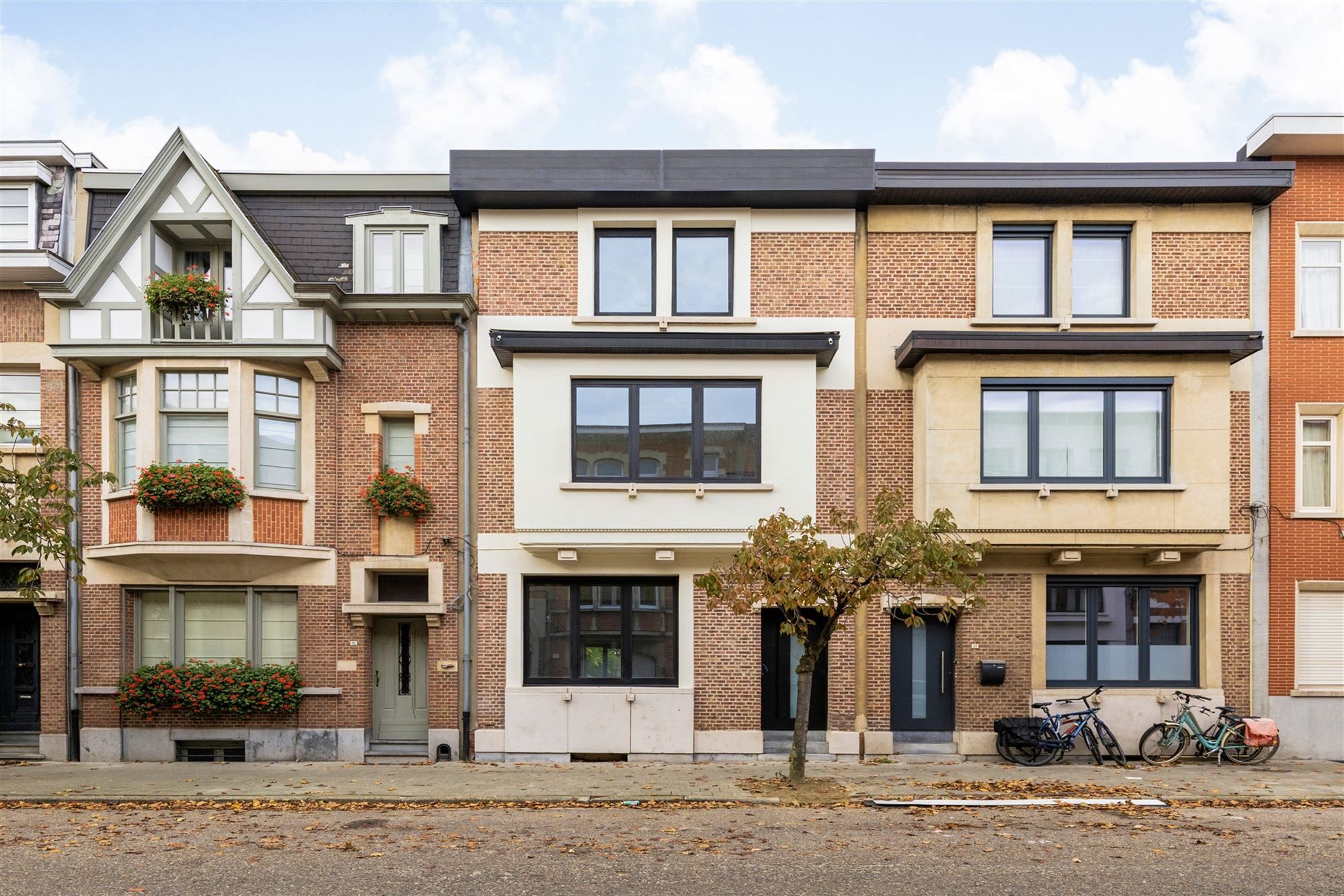 Prachtig gerenoveerd huis met tuin en 4 slaapkamers centrum Mortsel foto {{pictureIndex}}