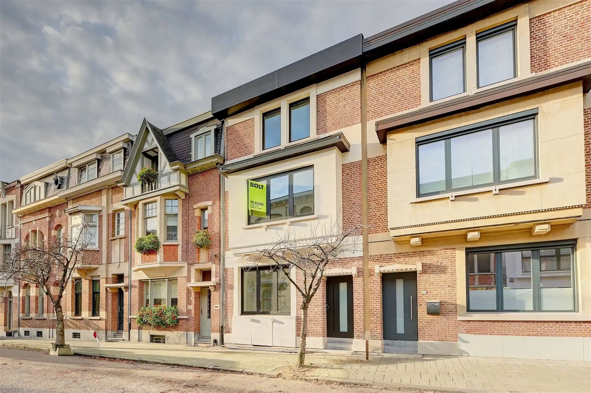 Prachtig gerenoveerd huis met tuin en 4 slaapkamers centrum Mortsel foto {{pictureIndex}}