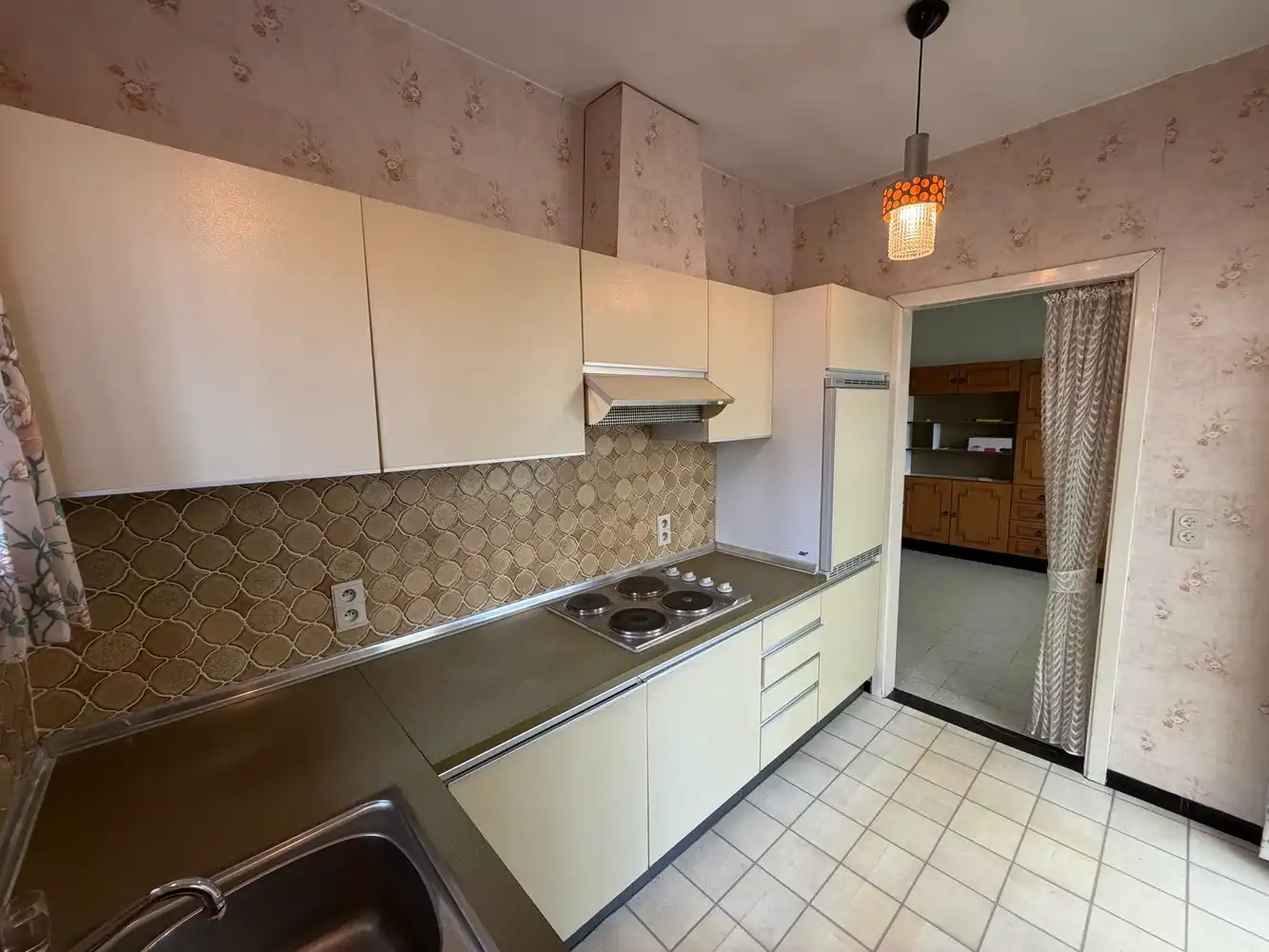 Genk – Hasseltweg 116: Op te frissen woning met 3 slaapkamers, inpandige garage, kelder, tuin en ruime parking aan de voorzijde foto 13