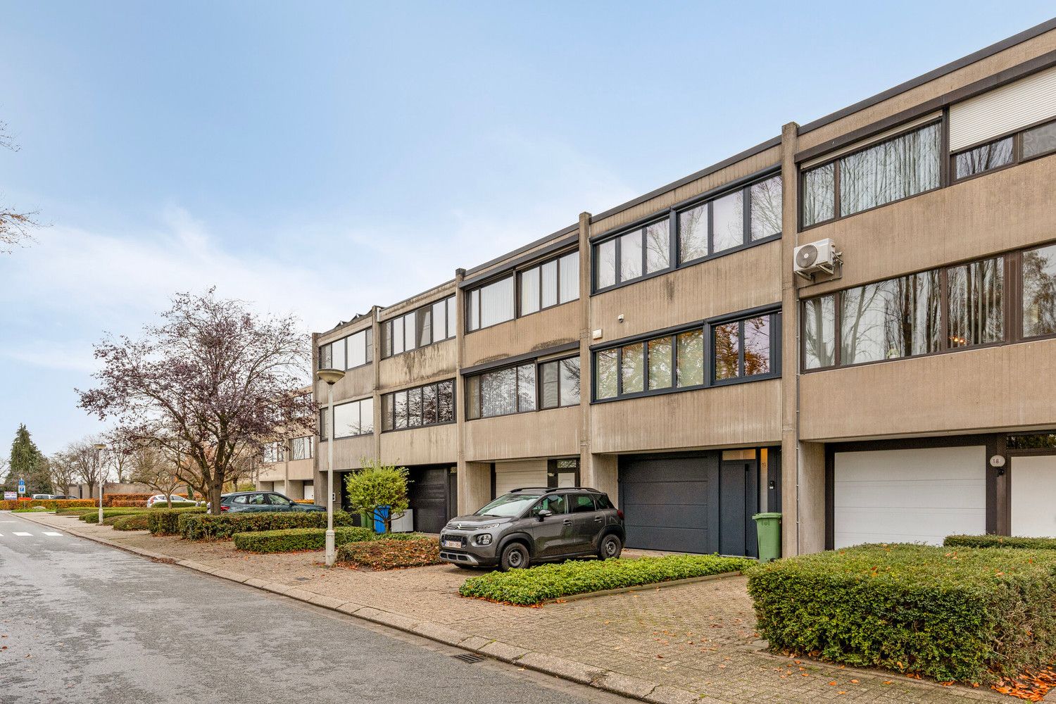 In de wijk 'Langbaanvelden' ligt deze te renoveren bel-étagewoning met 3 tot 4 slks, garage en tuin! foto 2