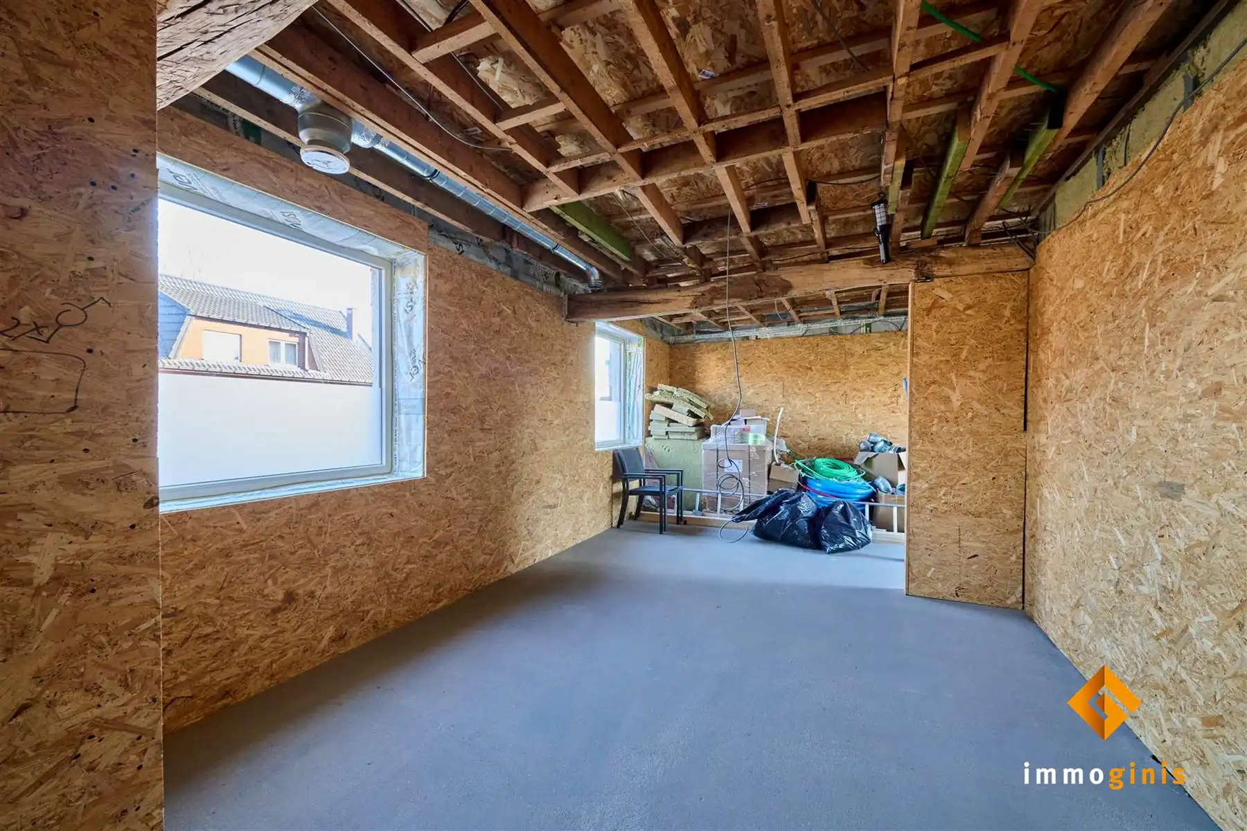 Gerenoveerde, verder af te werken starterswoning op ruim perceel van 7a35ca.   foto 2