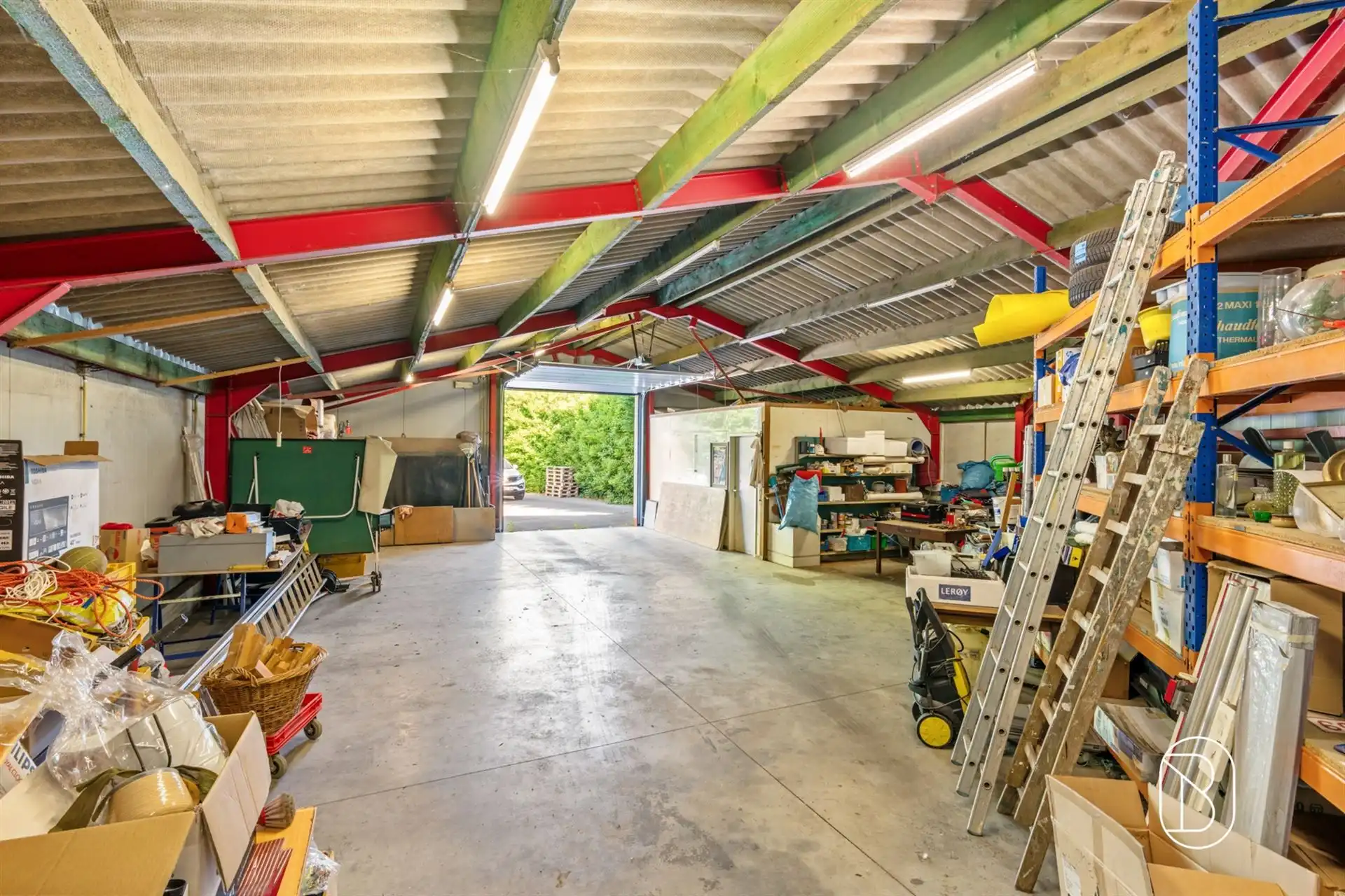 Ruime instapklare gezinswoning met garage en oprit foto 19