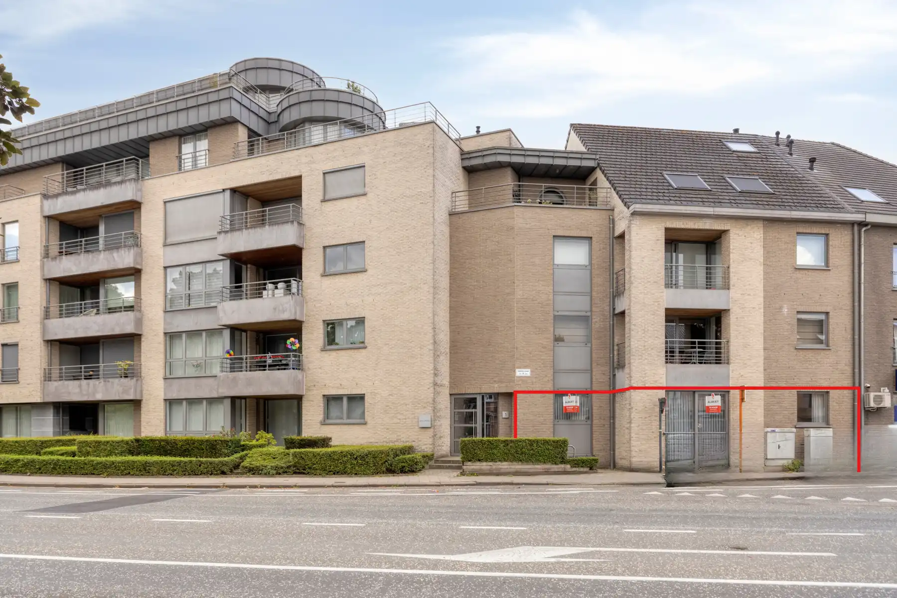 Ruim gelijkvloers appartement met terras in Aalst foto {{pictureIndex}}