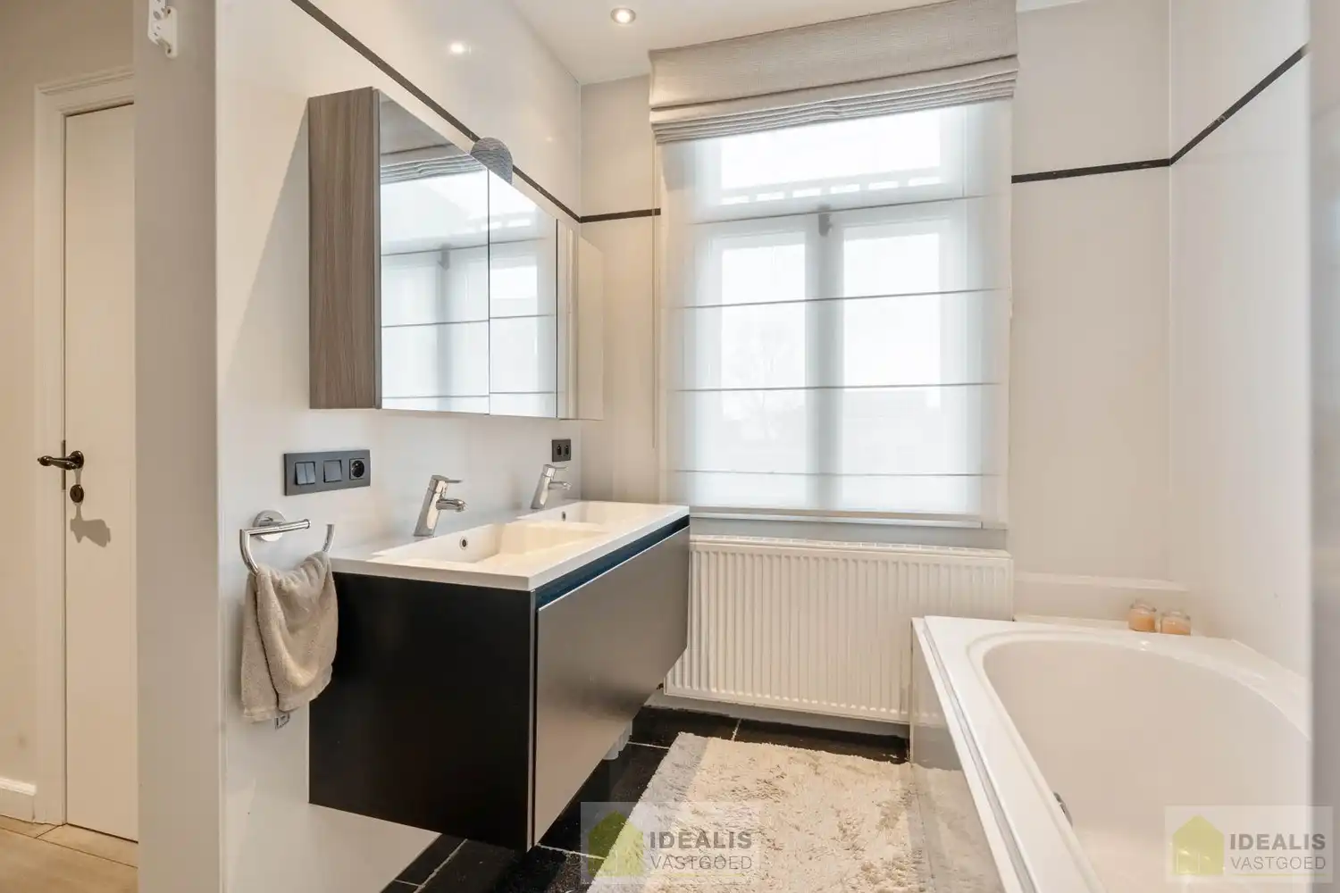 IDEALIS VASTGOED - Gerenoveerd duplex appartement gelegen op het Itterplein in het Brouwershof, kortom wonen op een unieke locatie in een pand met een rijke geschiedenis!! Dit ruime duplexappartement omvat maar liefst ca.155m² bewoonbare oppervlakte en voorzien van een ruime woonkamer met aansluitend keuken, badkamer voorzien van bad en douche, 3 slaapkamers en ruim dakterras. Uiterst geschikt voor kandidaten op zoek naar een instapklaar duplex appartement op een toplocatie midden in hartje Opitter, Bree! foto 13