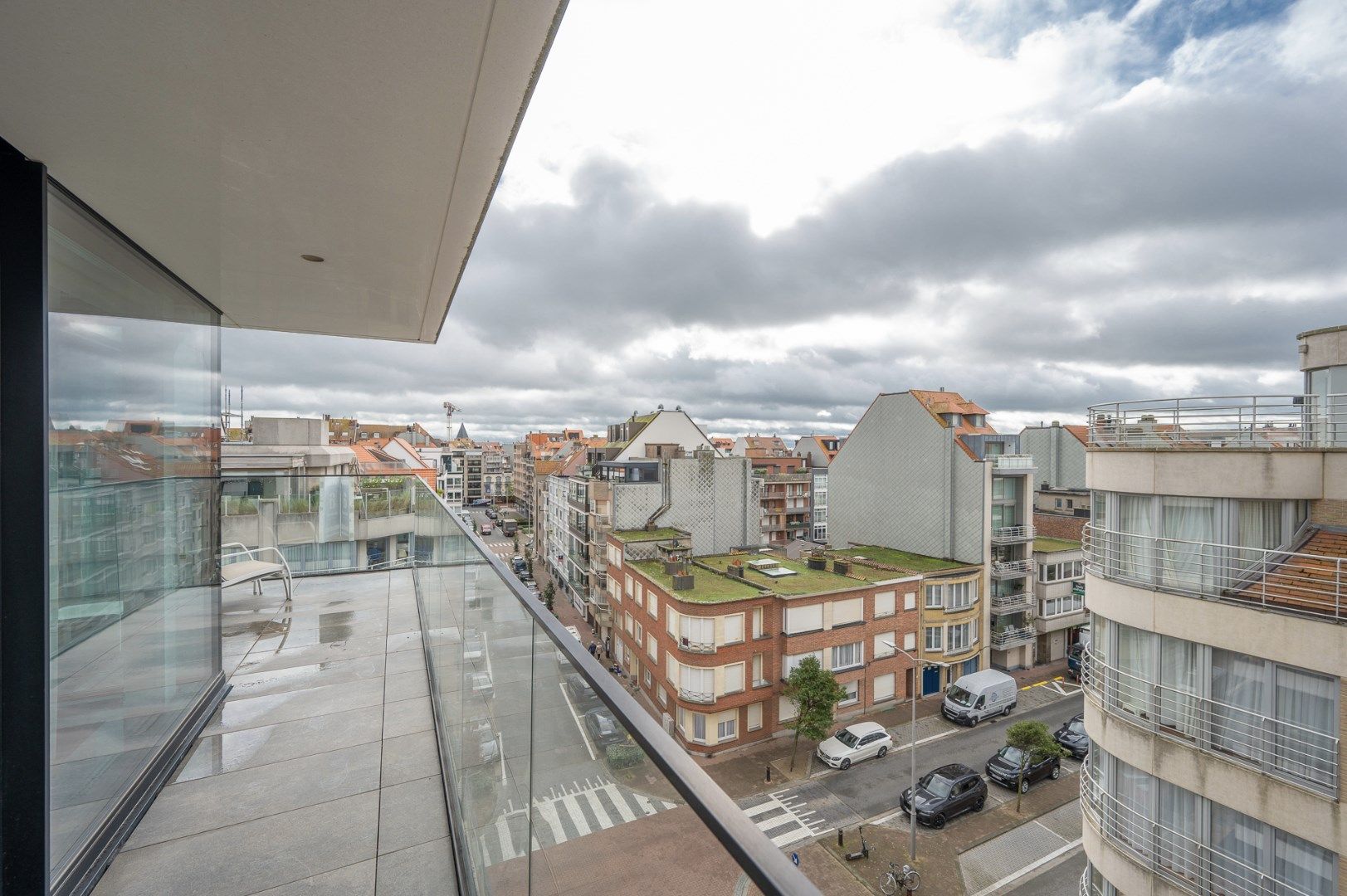 Buitengewone hoekduplex ( 274m²) gelegen vlakbij Zeedijk en het Rubensplein. Ruime garage te koop in het gebouw. foto 7