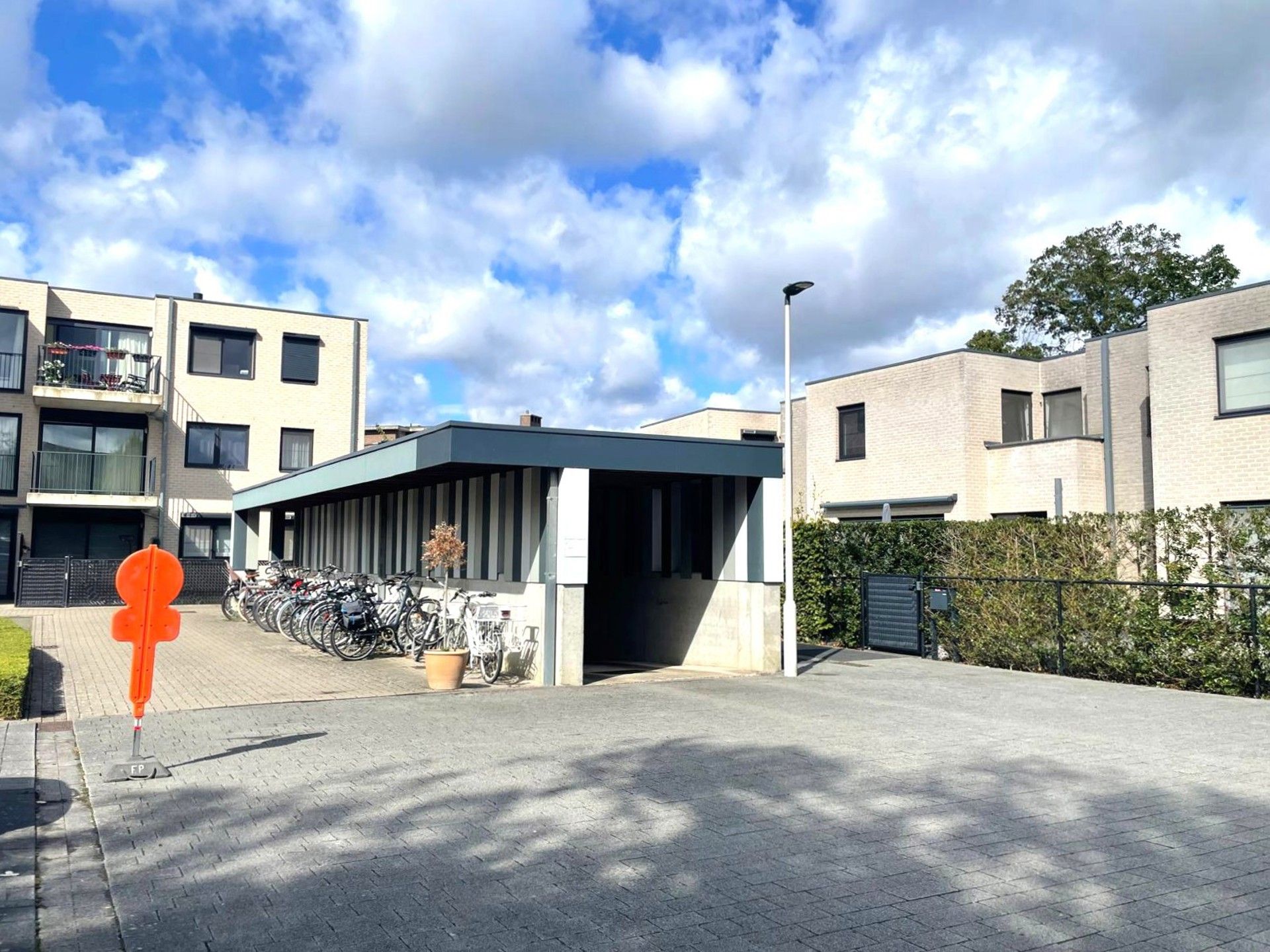 Staanplaats met berging foto 2