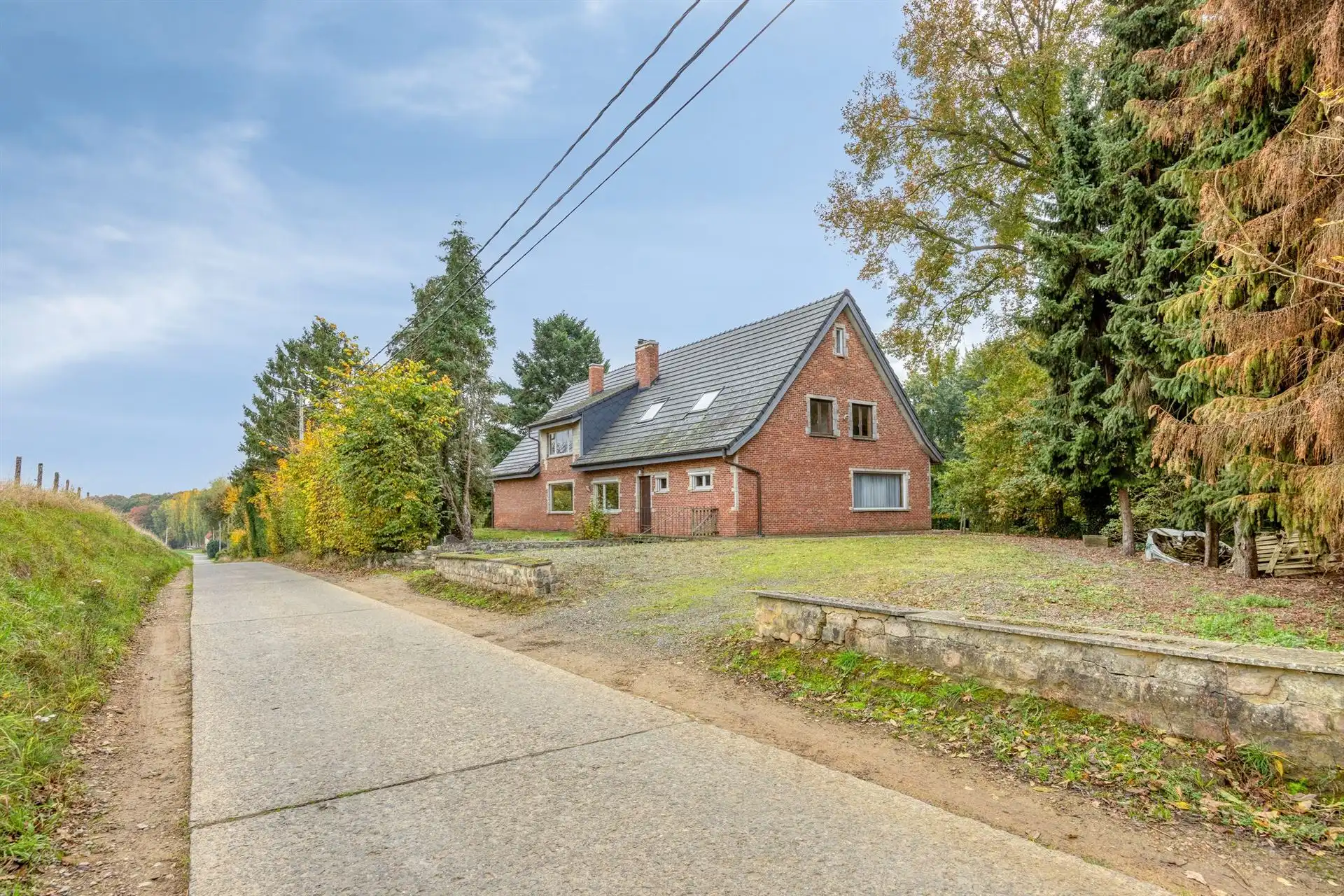 Hoofdfoto van de publicatie: Unieke eigendom met veel potentieel op een domein van circa 85 are