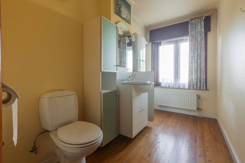 Te moderniseren halfopen bebouwing met 3 slaapkamers (5 mogelijk), garage en tuin met open zicht op weiland. foto 11