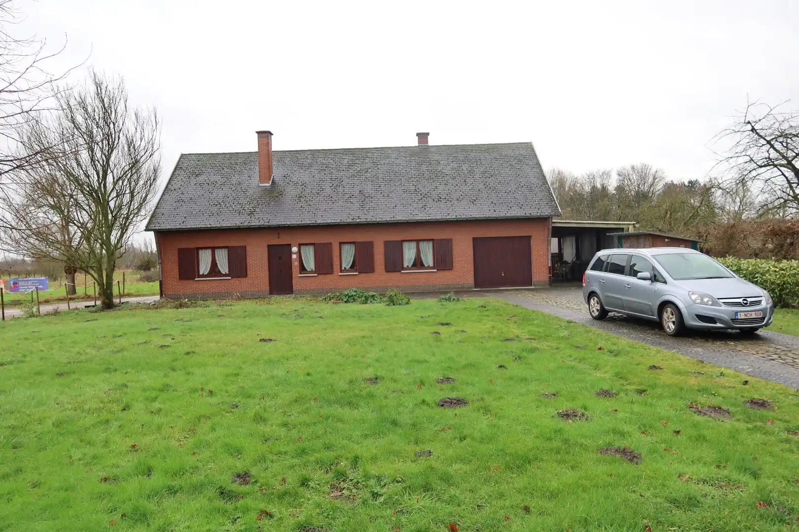Ruime woning met 4 slaapkamers en garage en carport en tuin foto 2