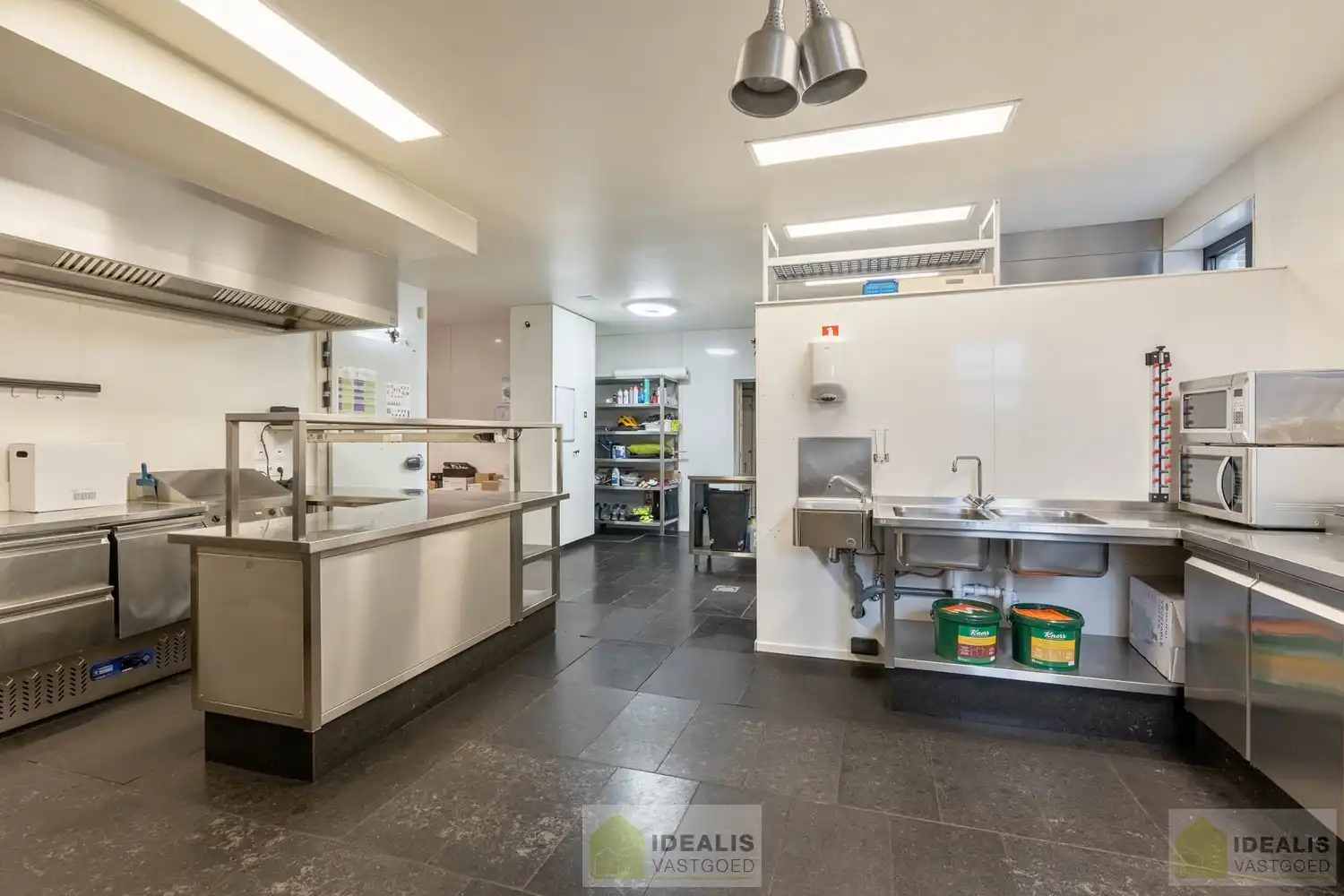 IDEALIS VASTGOED - “Het Brouwershof”, een prachtig pand met een rijke geschiedenis gelegen op het Itterplein op een unieke locatie!! Dit handelspand, een voormalige brasserie, omvat maar liefst ca.420m² bruikbare oppervlakte en is momenteel ingericht als horecazaak met een ruime brasserie met knappe bar, aansluitend volledig uitgeruste keuken, achterliggend een grote feestzaal en een ruim afgesloten terras met overdekte lounge. Uiterst geschikt voor kandidaten op zoek naar een handelspand met verschillende mogelijkheden op een toplocatie midden in hartje Opitter, Bree! foto 15