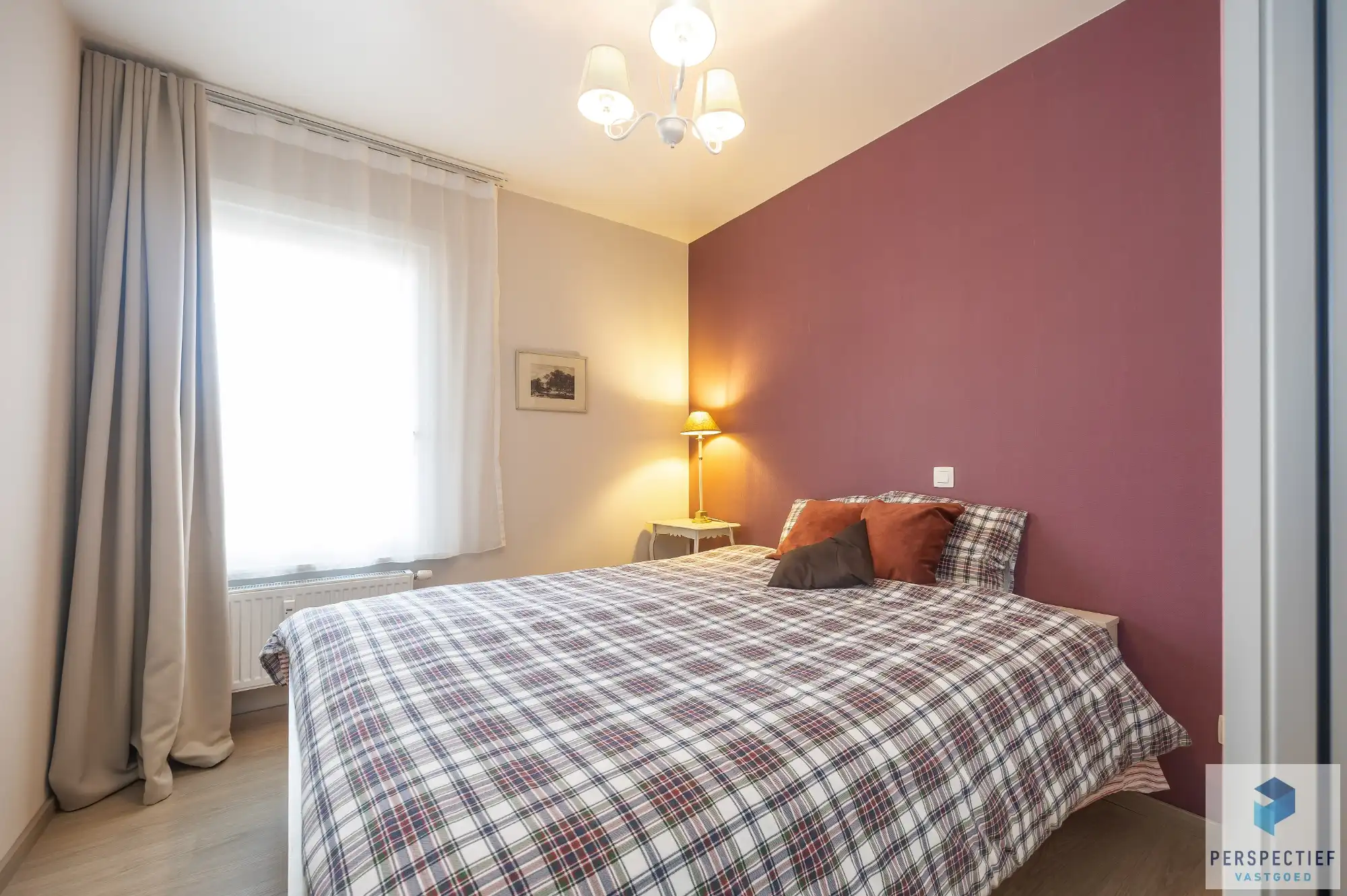 Goed gelegen ruim vernieuwd 2 slaapkamer appartement met terras en grote berging. foto 20