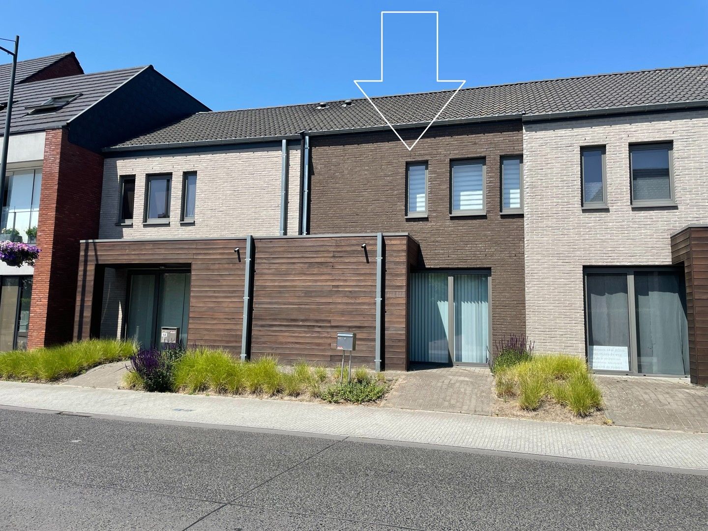 Gezellige woning met 3 slaapkamers en klein tuintje gelegen in Eksel. foto {{pictureIndex}}