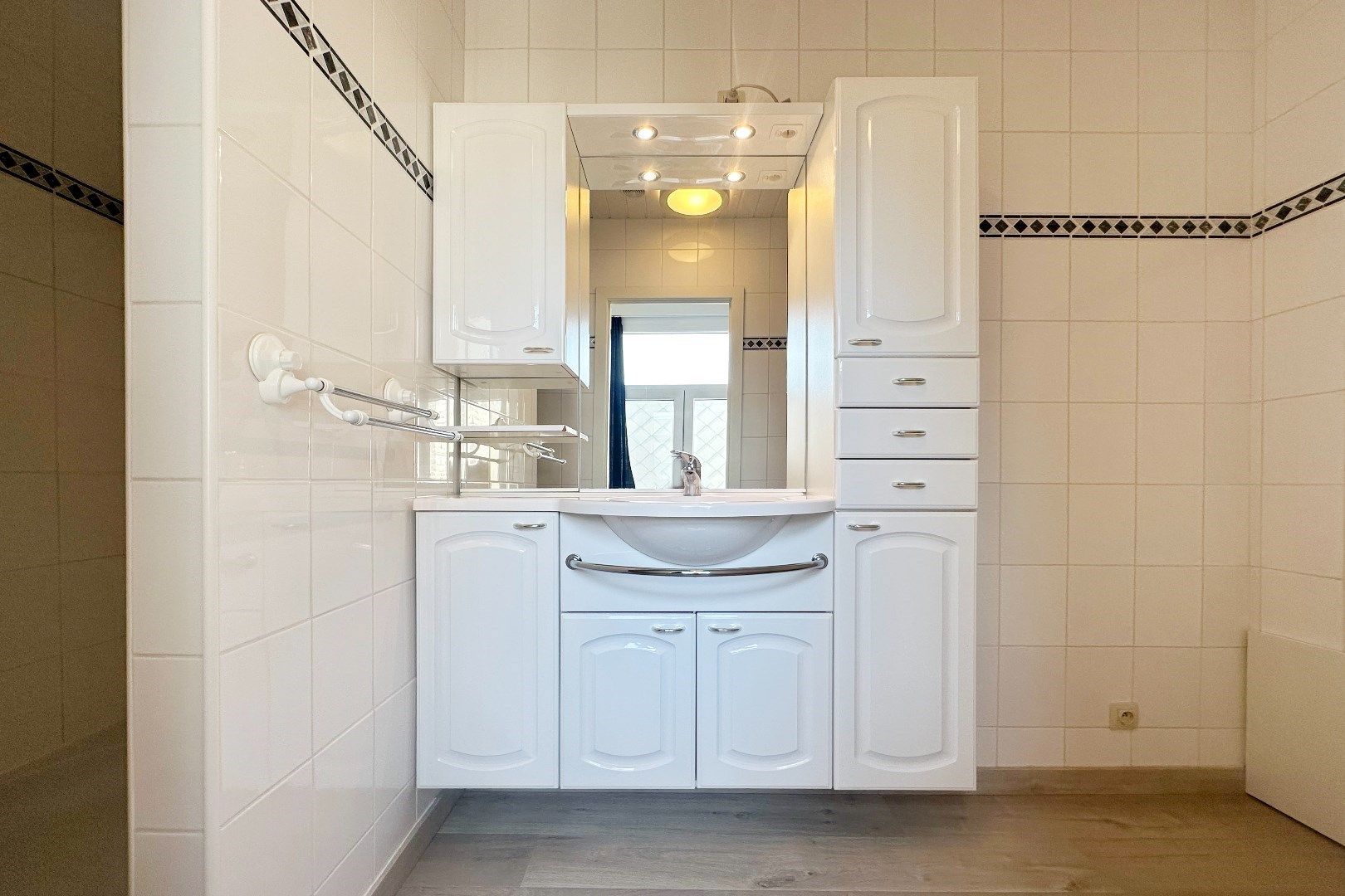 Prachtige interbellumwoning onderverdeeld in drie ruime appartementen foto 9