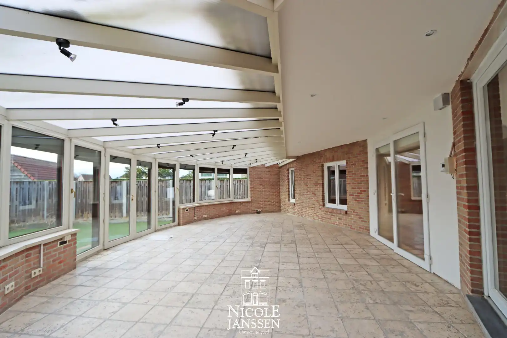 Ruime vrijstaande gezinswoning foto 9