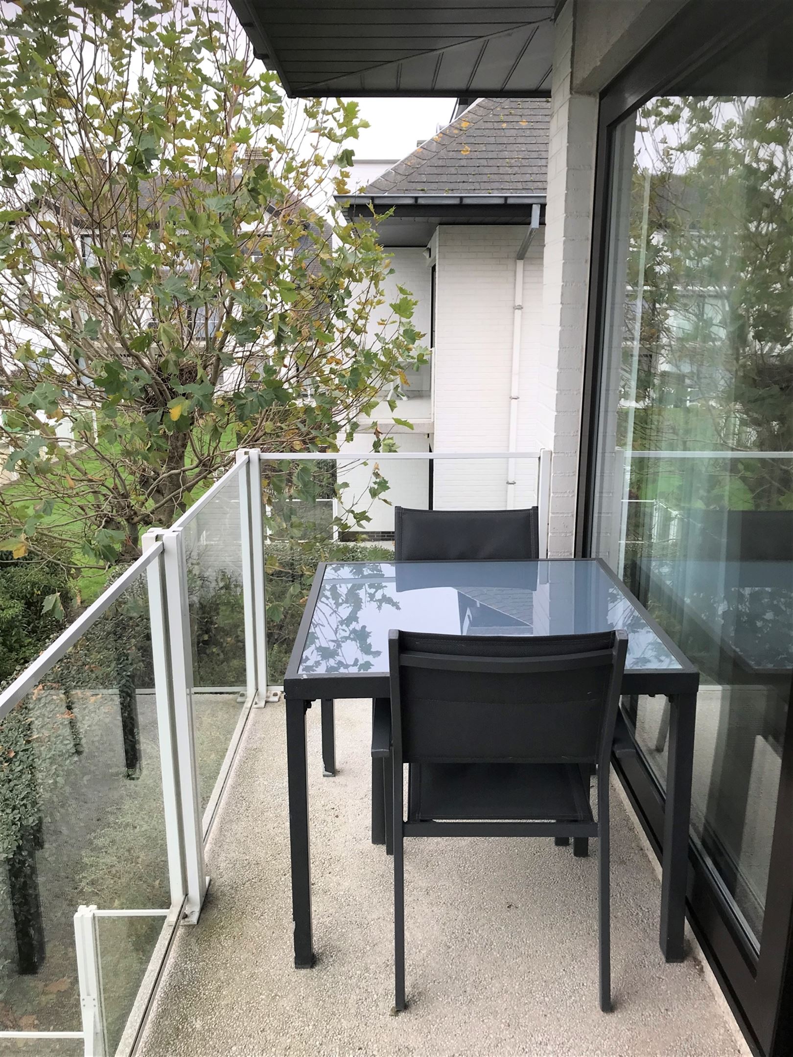2 slaapkamerappartement te huur met garage foto 3