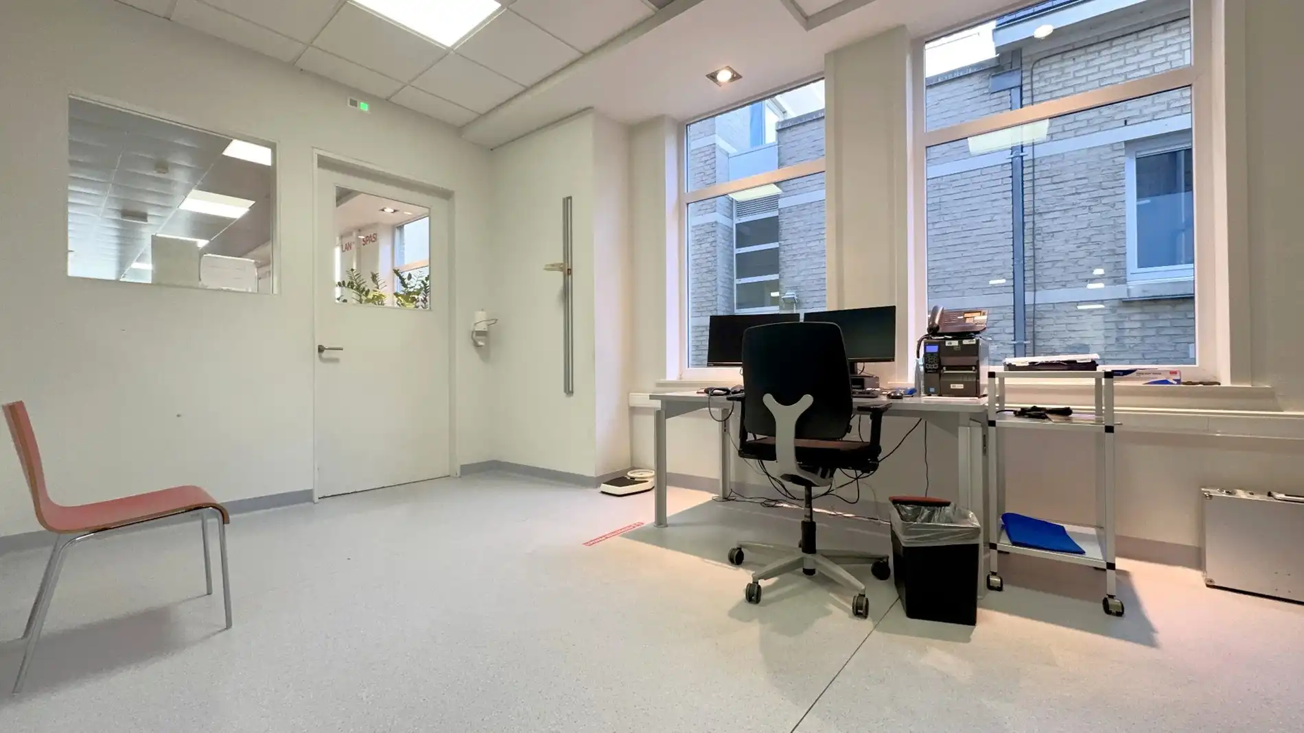 Commercieel gelijkvloers kantoor te huur in het centrum van Gent foto 4