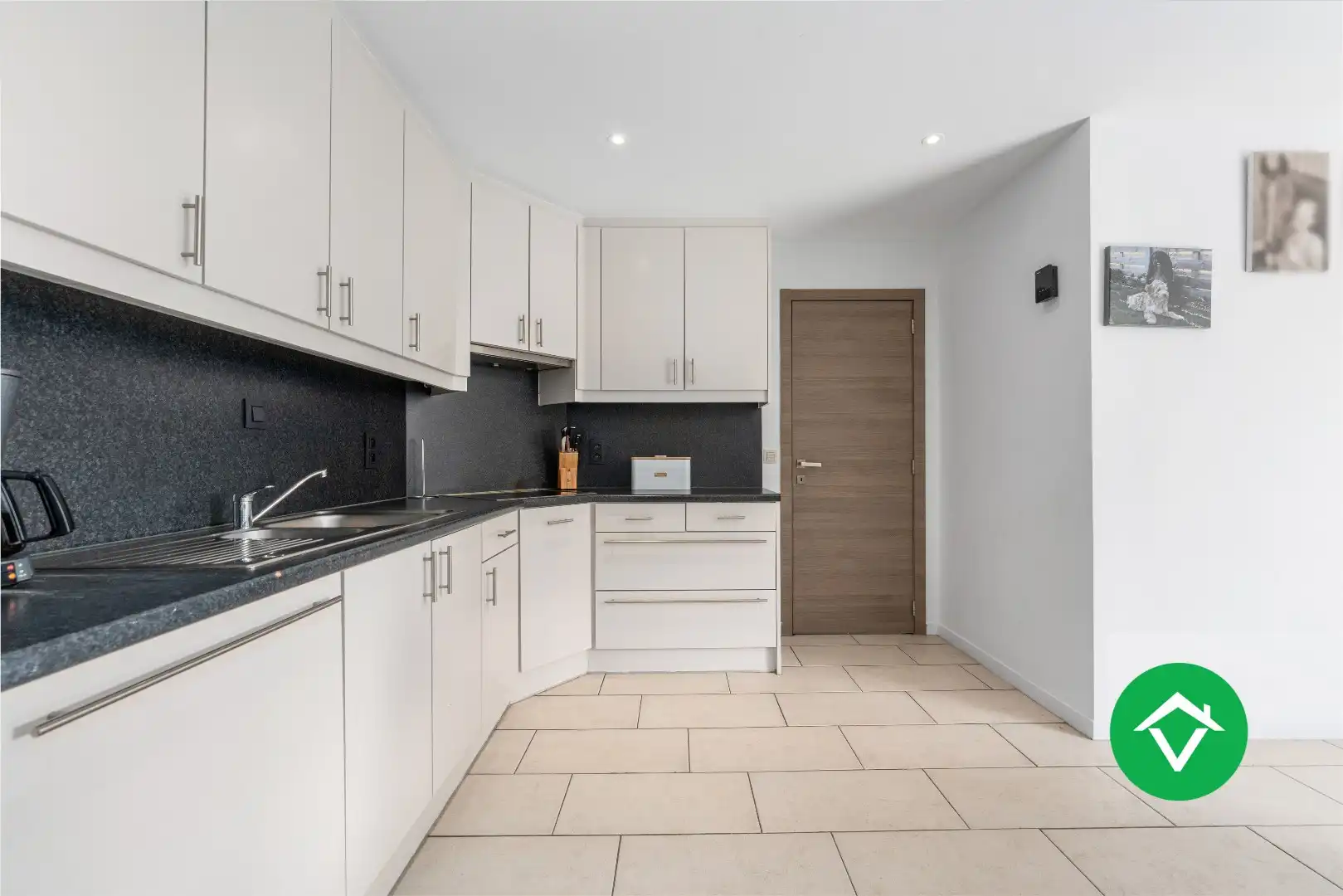 Functionele woning met drie slaapkamers, garage en ruime oprit te Ichtegem foto 8