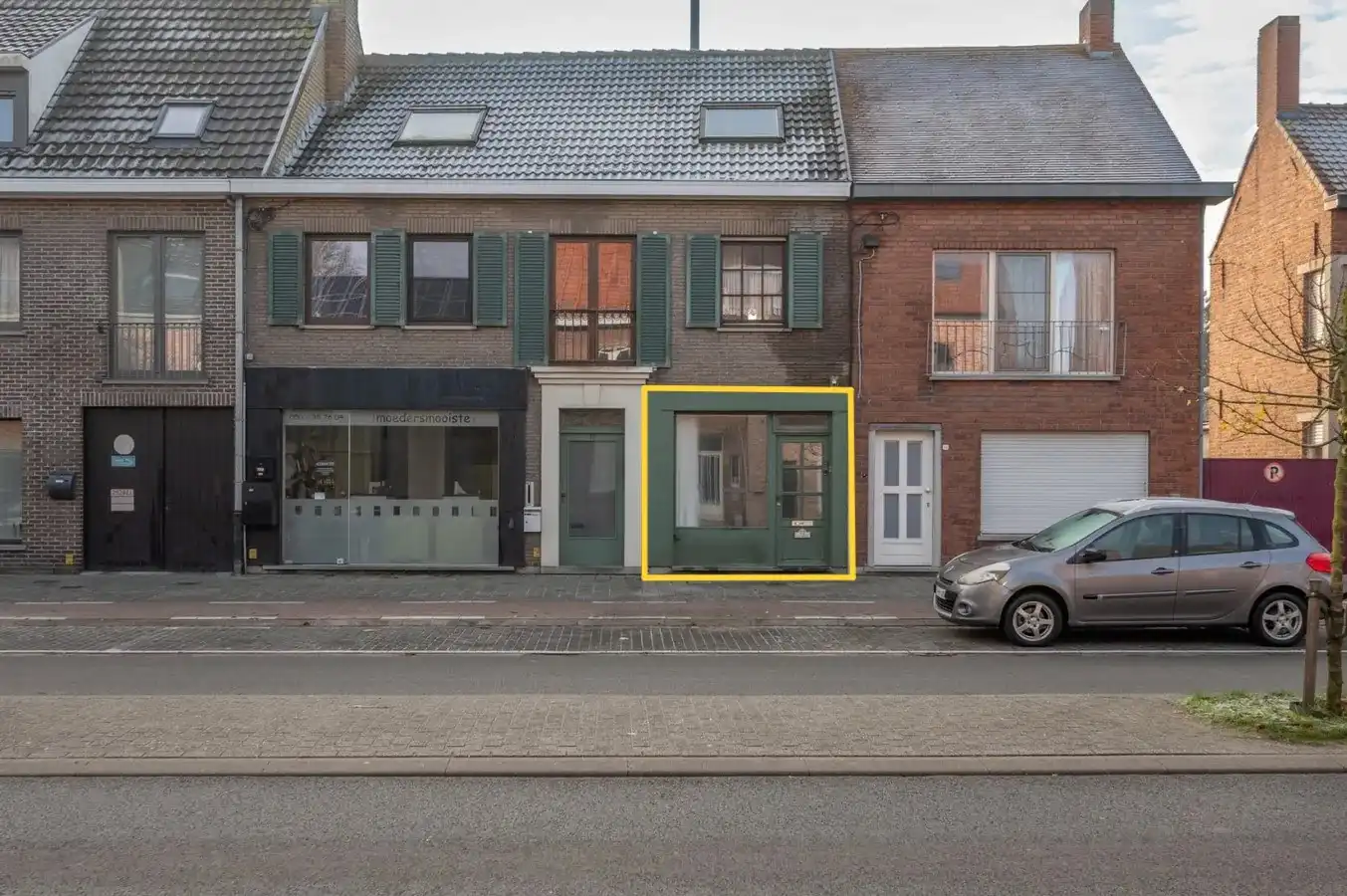 Gelijkvloerse woonst met grote tuin en garage te Sijsele. foto {{pictureIndex}}