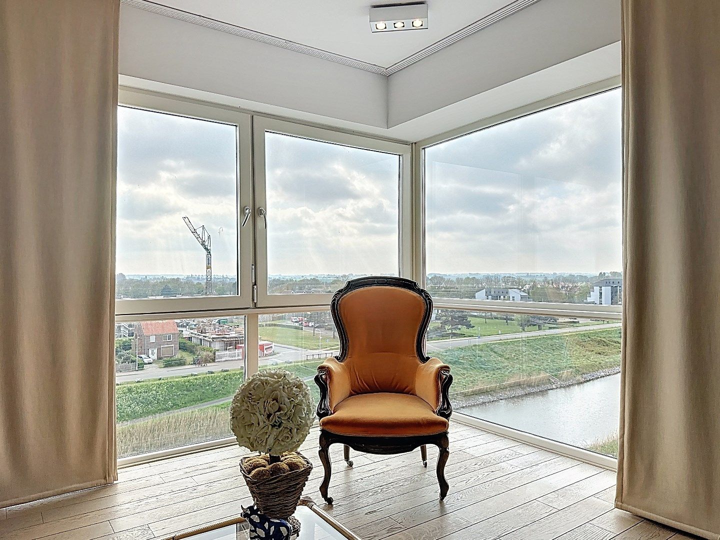 Uniek zicht op haven en zee! foto 18