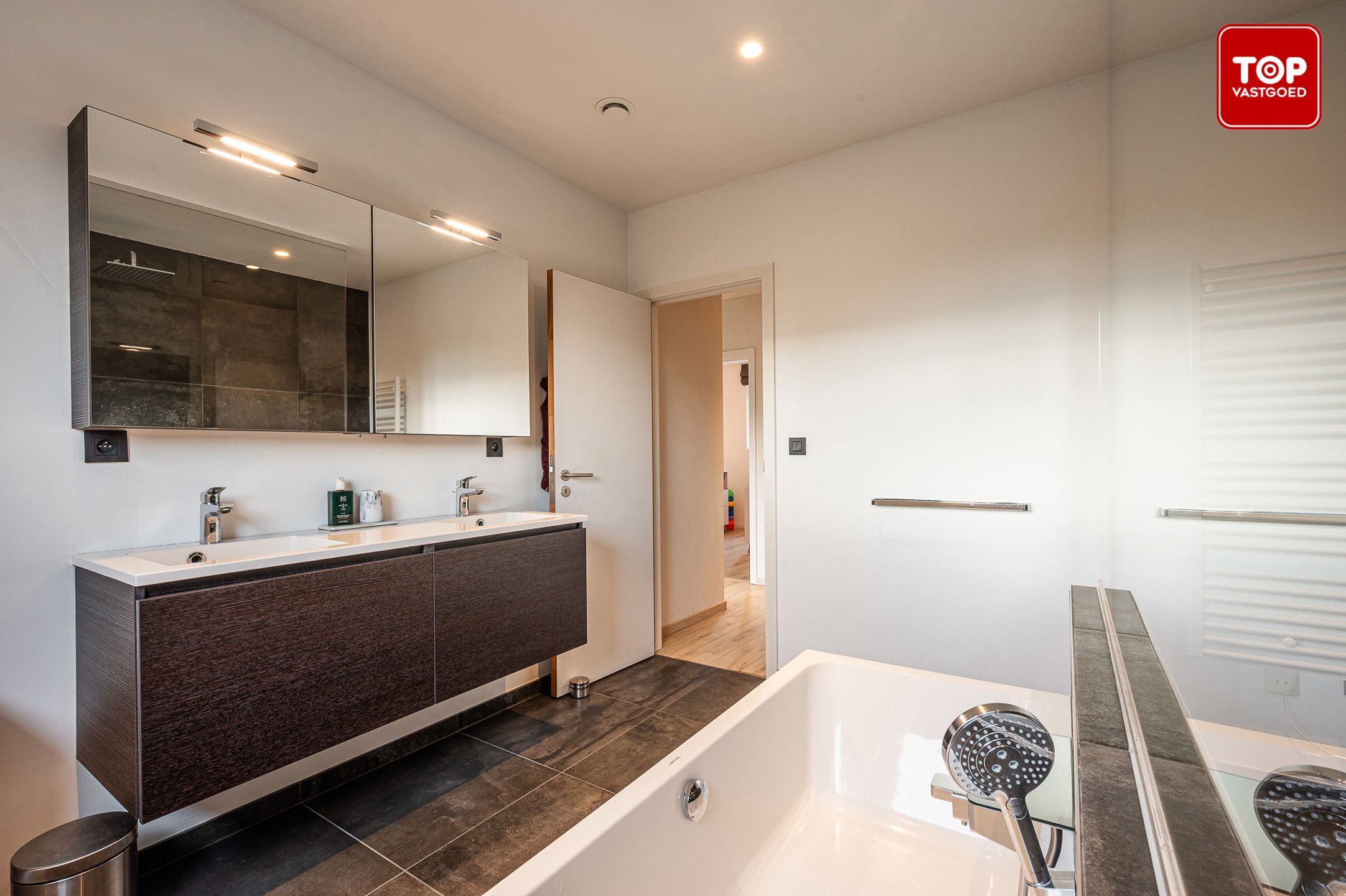 Instapklare woning (2016)  met 4 slaapkamers en tuin in residentiële wijk foto 21