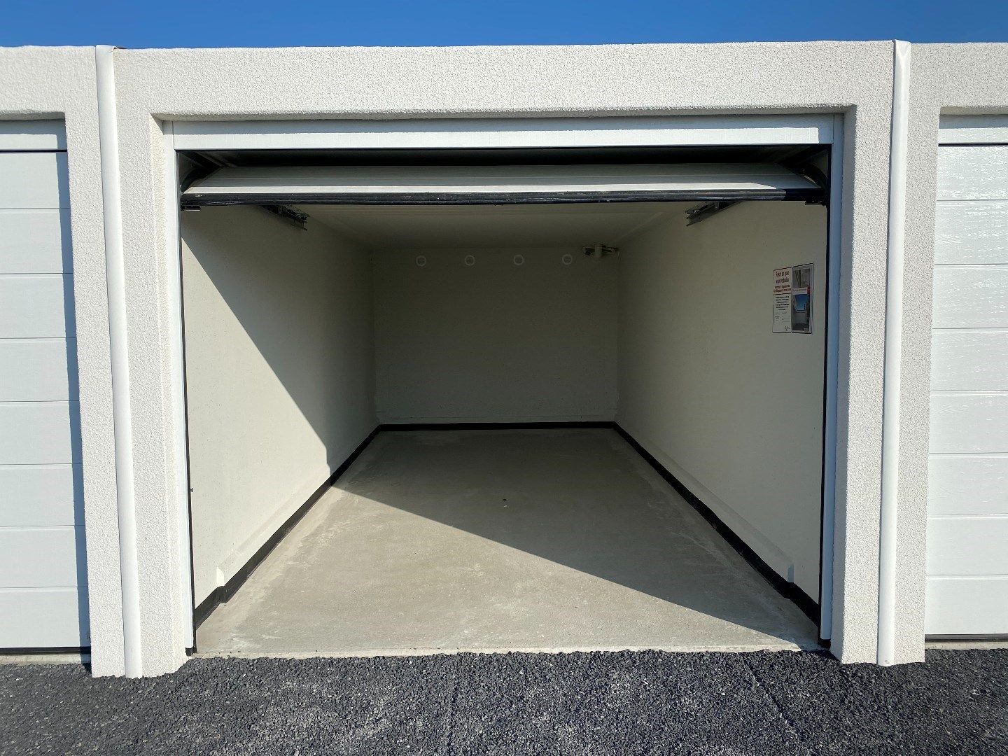 Ruime garages met sectionaalpoorten te huur foto {{pictureIndex}}