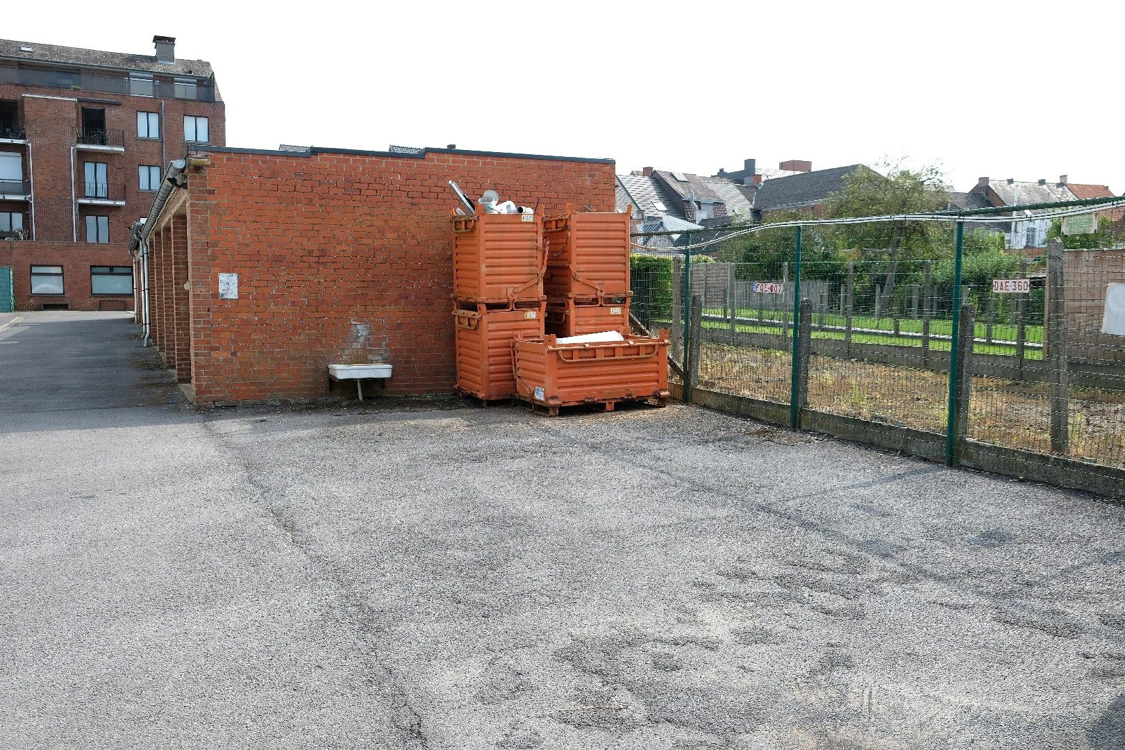 8 garages en 3 staanplaatsen in het centrum van Brakel foto 4