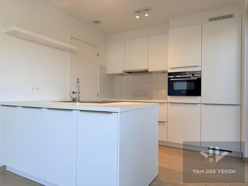 Moderne halfopen bebouwing met vier slaapkamers foto 3