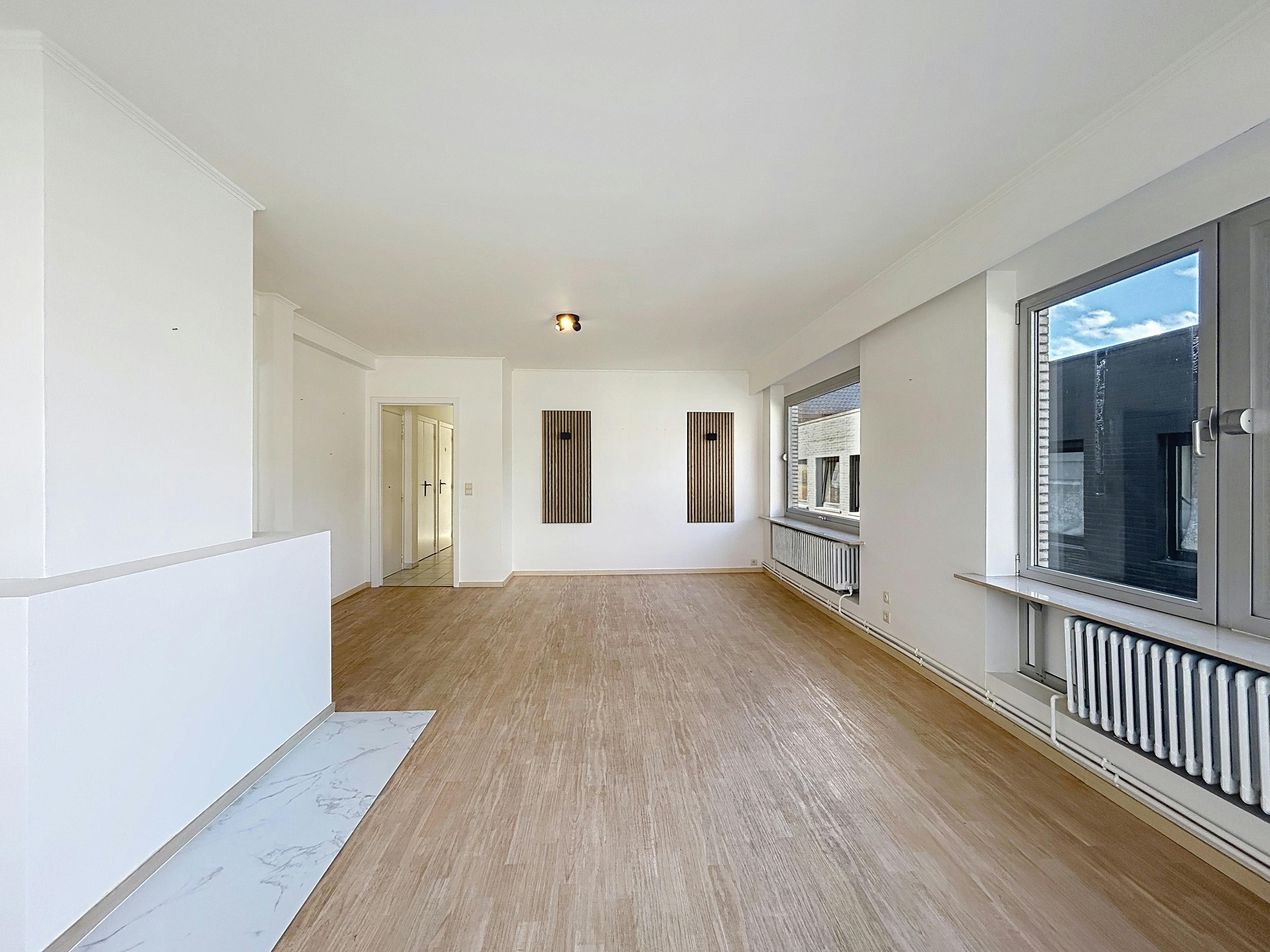 Ruim gerenoveerd appartement te huur aan de Leie te Kortrijk foto 2