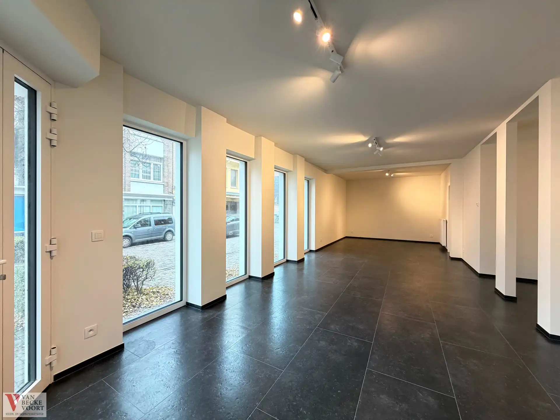 Handelsgelijkvloers 53 m² + kelder 58 m² foto 4