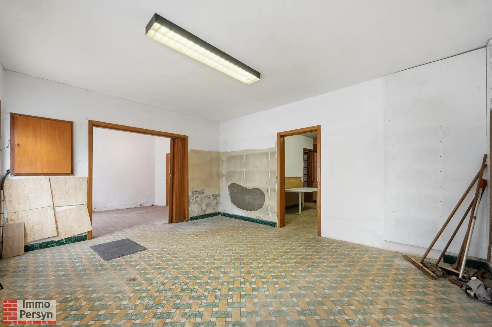 Te renoveren woning met zuidtuin en achteringang met garages foto 4