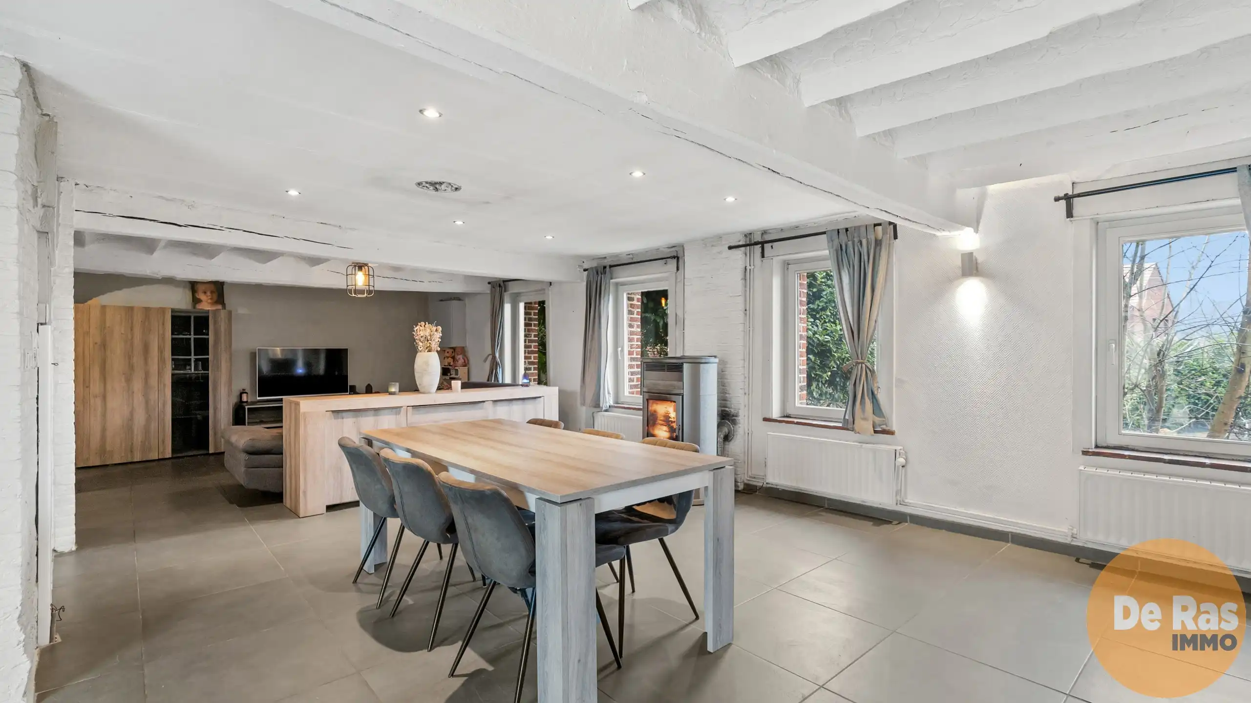 Hoofdfoto van de publicatie: VLOESBERG -  Landelijk gelegen woning op ruim perceel van 17 are