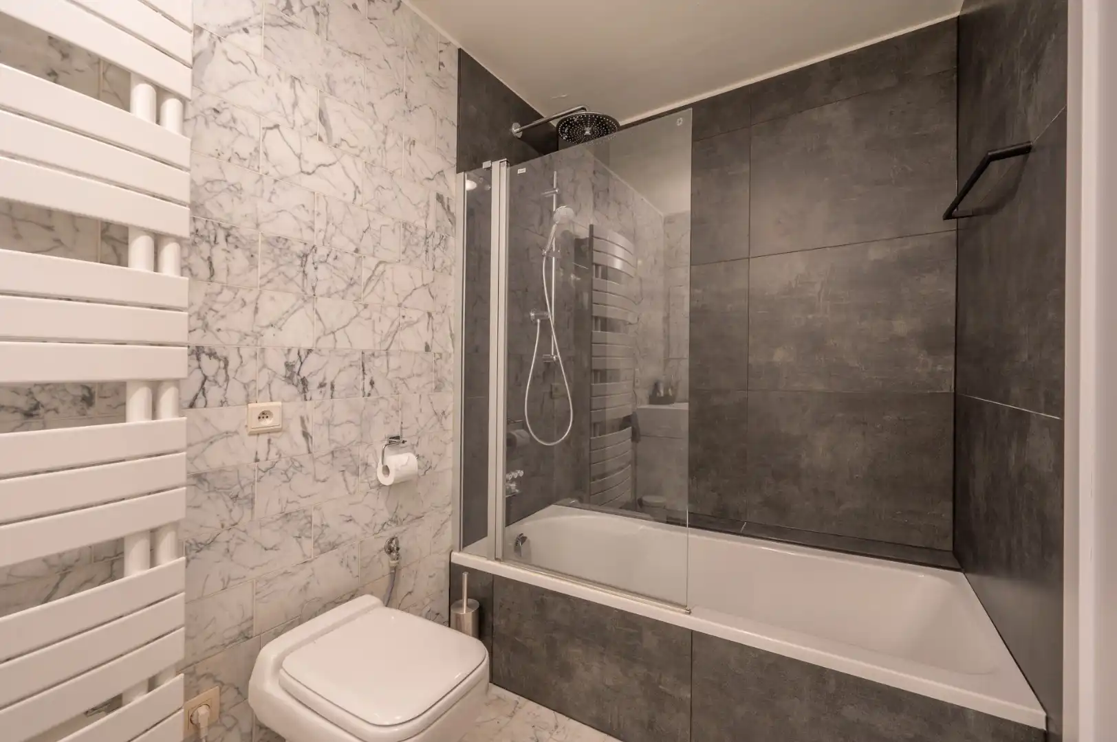 Uitzonderlijk breed appartement met aangenaam zicht op groen en villa's van Het Zoute, gelegen in residentie tussen Driehoeksplein en Ijzerzerpark. foto 14