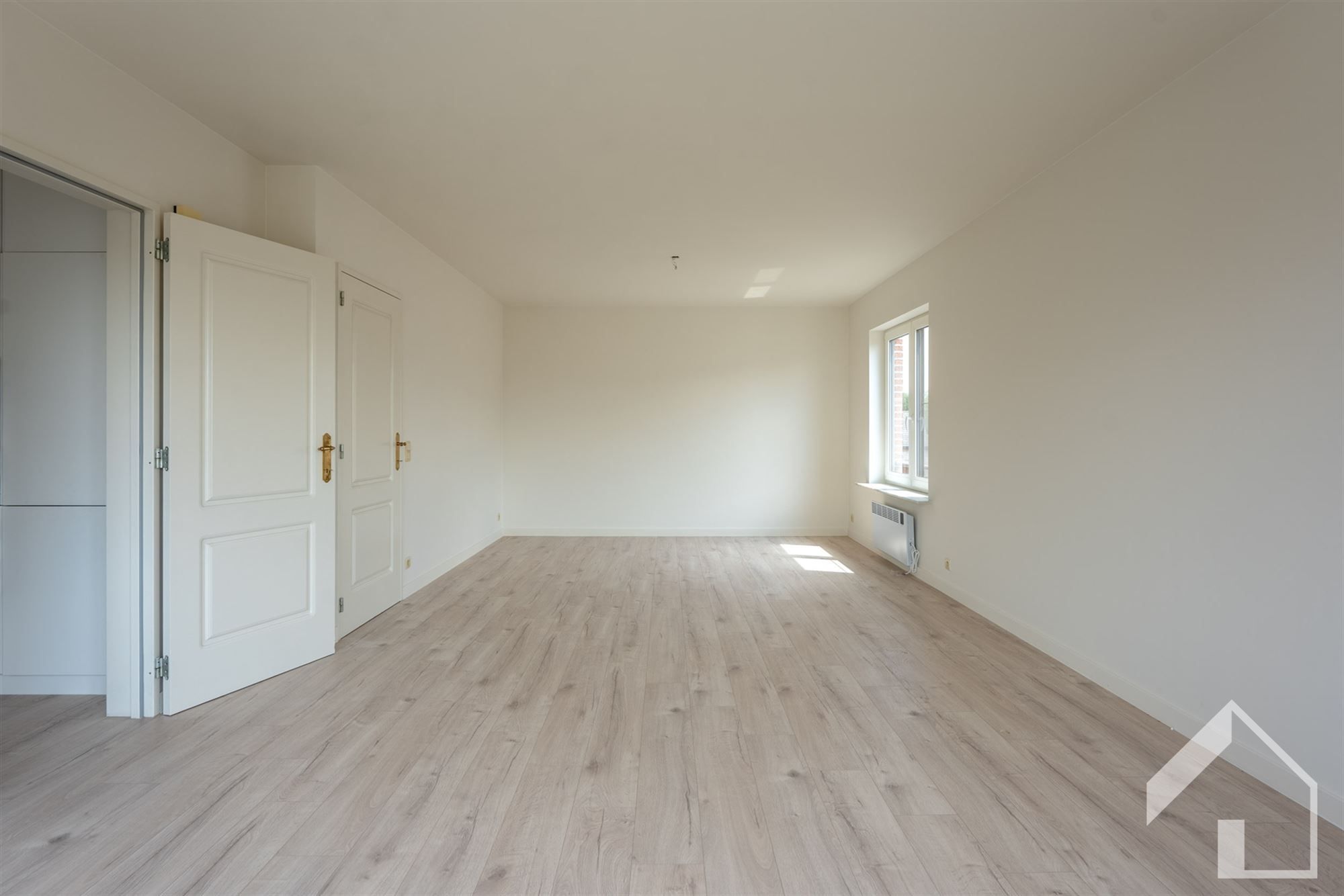 Gerenoveerd 2-slaapkamerappartement met garage foto 5