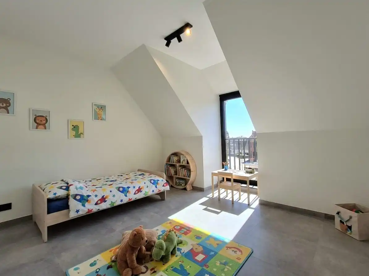 RUIM NIEUWBOUW DUPLEXAPPARTEMENT MET 3 SLPKS | TERRAS EN AUTOSTAANPLAATS IN RUISELEDE foto 4