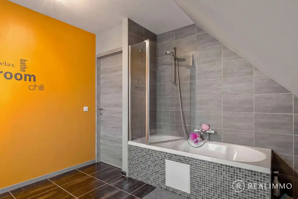 Ruime hedendaagse villa met zwembad in een gegeerde residentiële omgeving foto 21