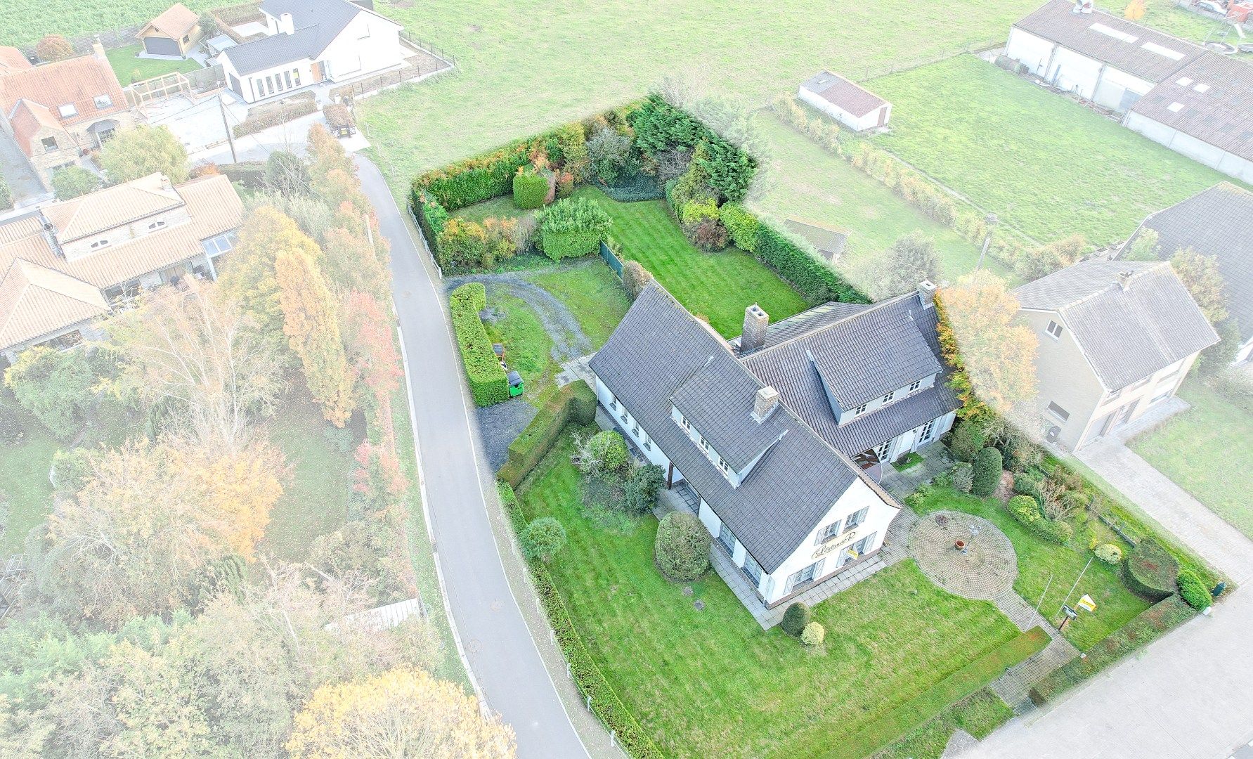 Uitzonderlijk ruime woning op 1640 m² met veel potentieel. foto 2